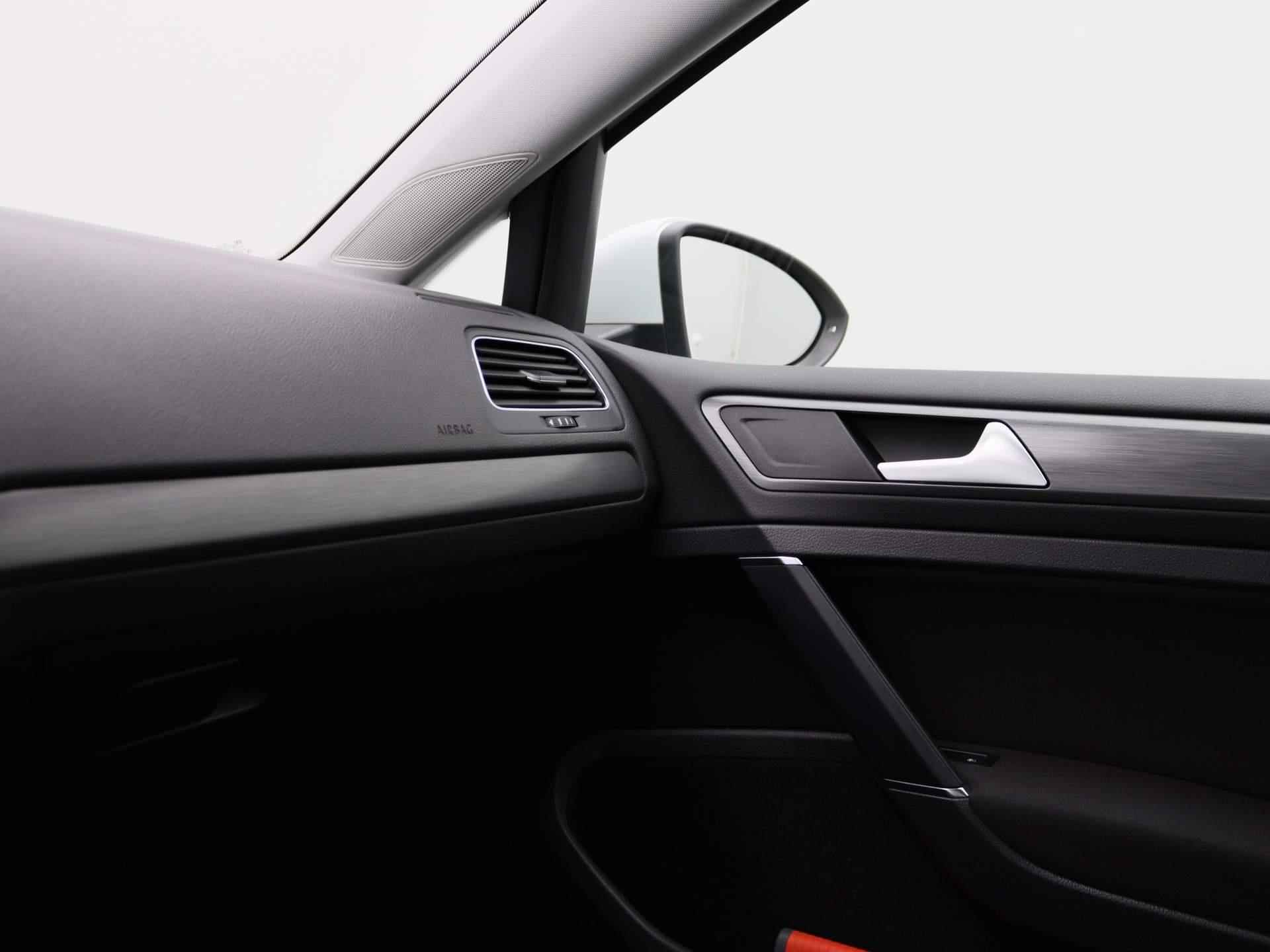 Volkswagen e-Golf E-DITION | Navigatie | Climate Control | Parkeerhulp | LED Verlichting | - 30/39