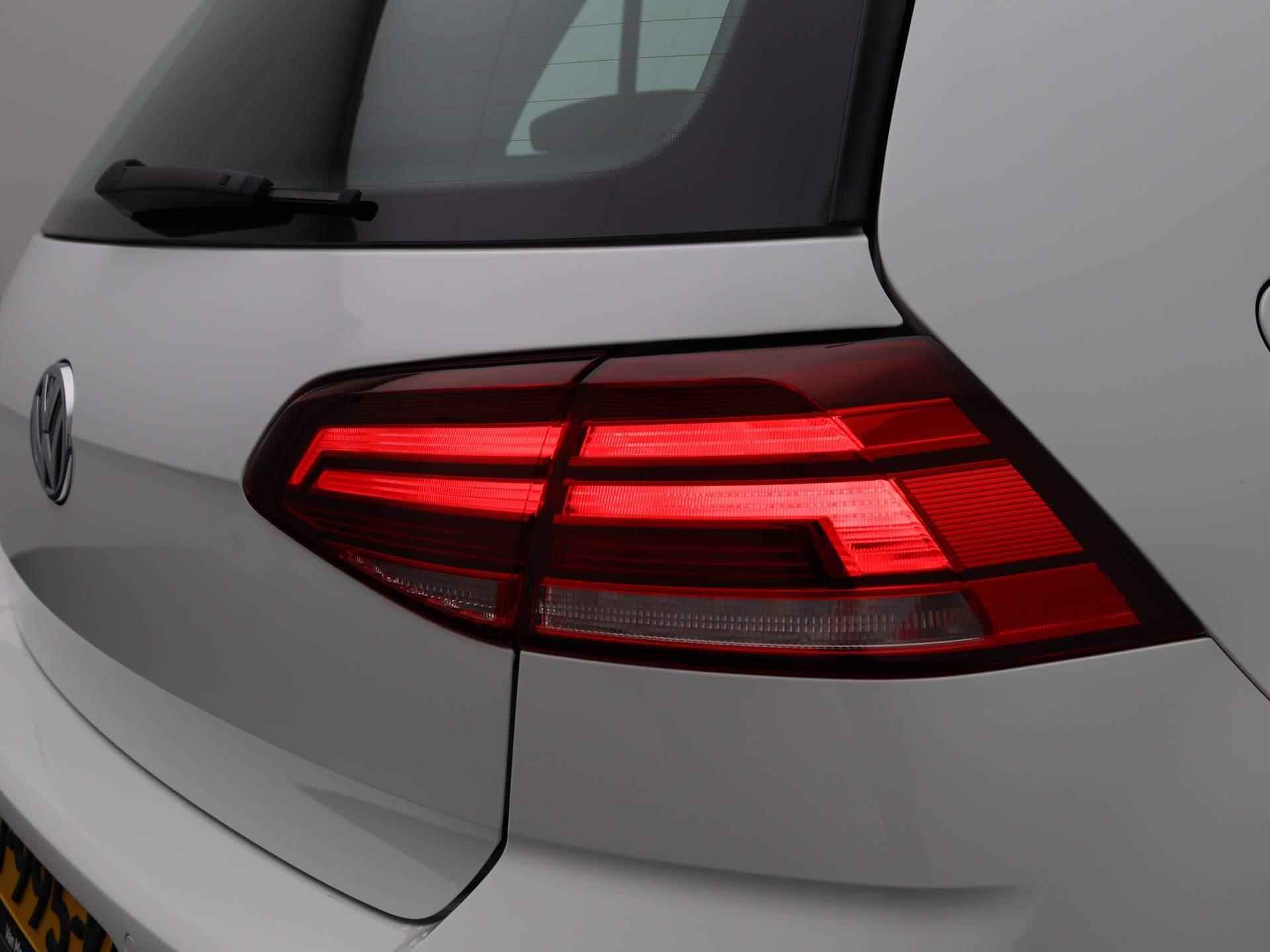 Volkswagen e-Golf E-DITION | Navigatie | Climate Control | Parkeerhulp | LED Verlichting | - 34/39