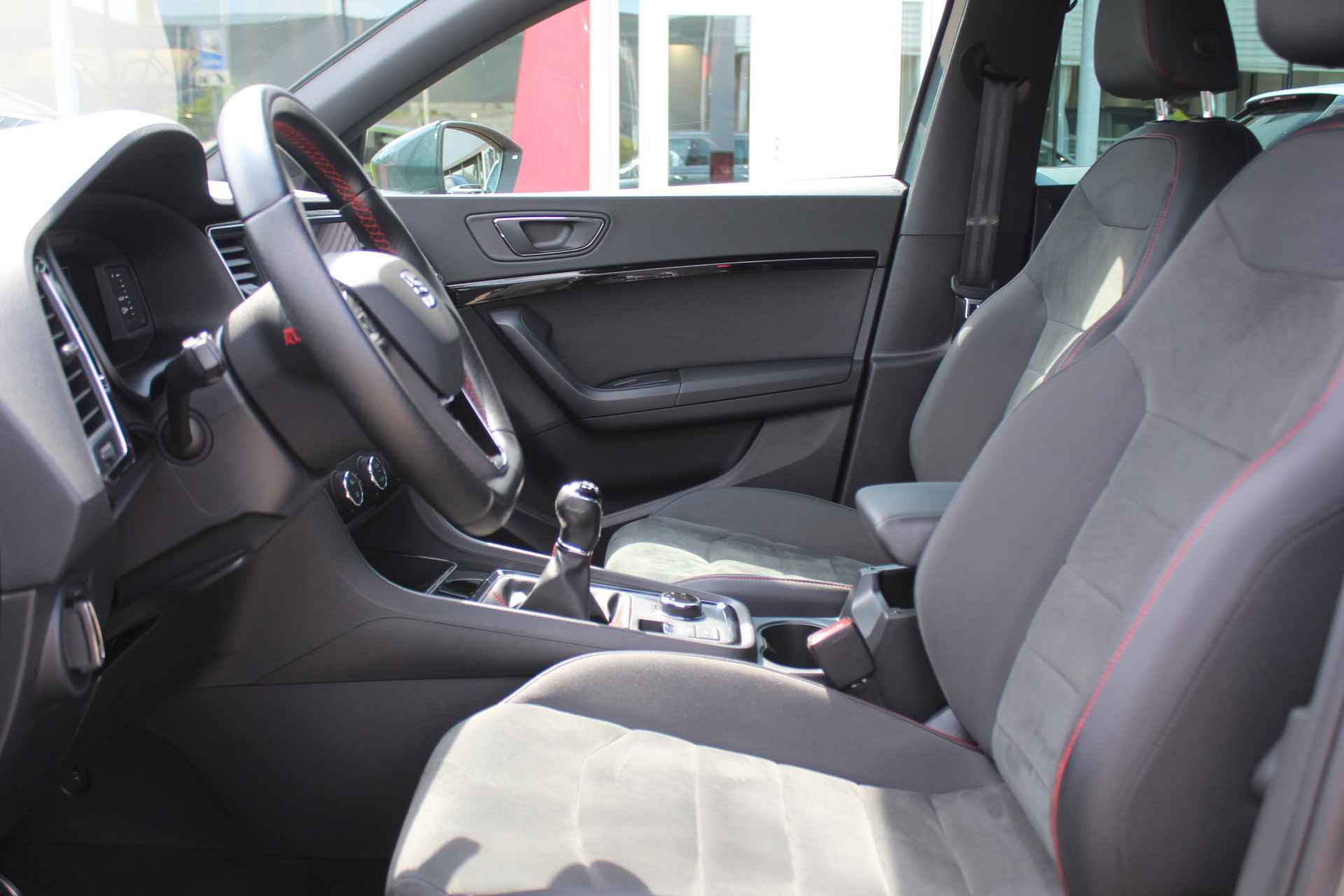 SEAT Ateca 1.5 TSI FR Business Intense Metallic/ Digitale Cockpit/ FR uitvoering Led/ elec klep/ Camera/ Clima/ Navi/ Parkeersensor V. + A./  19 lmv - 14/35