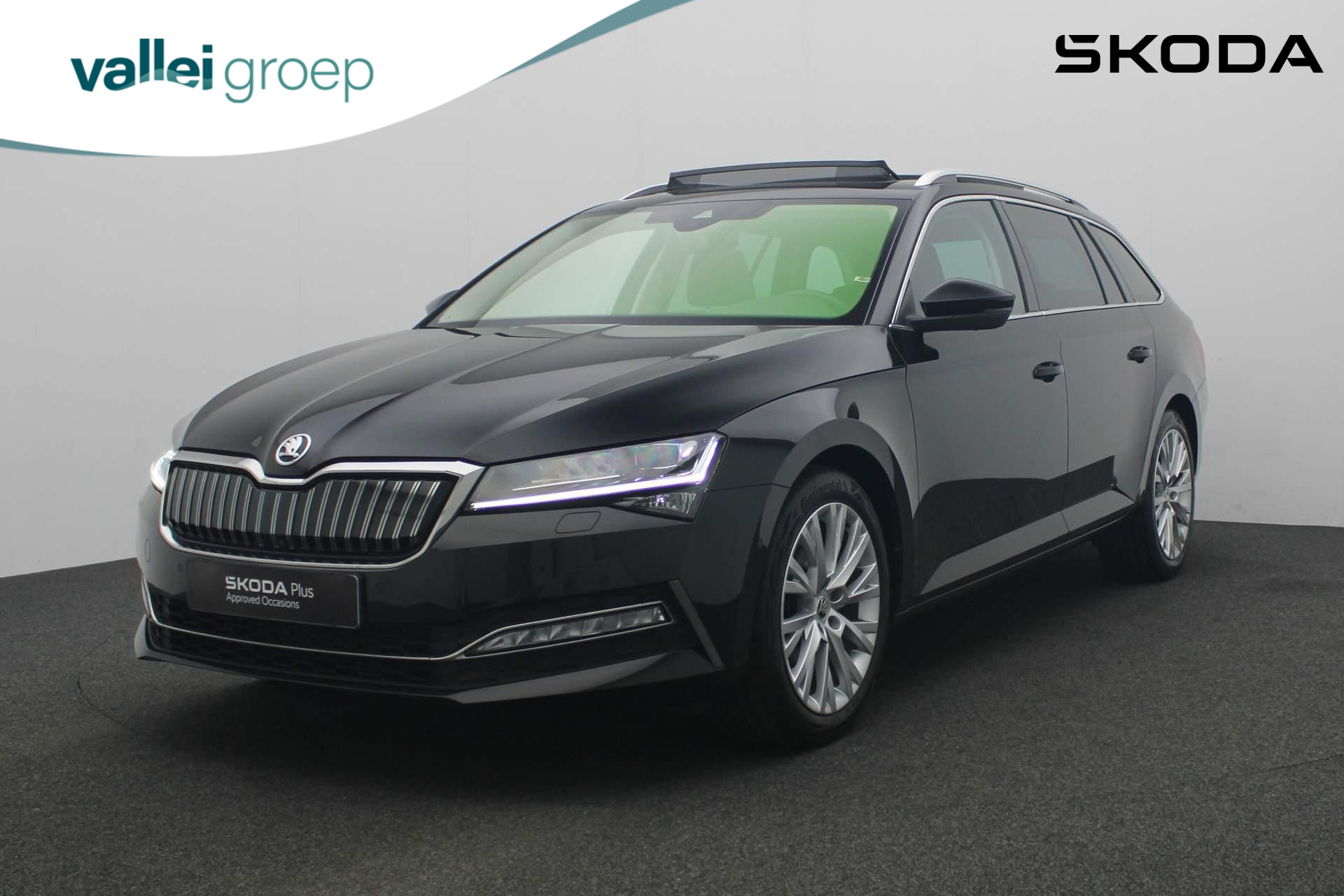 Skoda Superb Combi 1.4 TSI 218PK DSG iV Style | Pano | Trekhaak | Matrix LED | Stoel-/achterbankverwarming | Rondomzicht camera | Adaptief onderstel | Navi Columbus | Geheugenstoel | ACC | Keyless