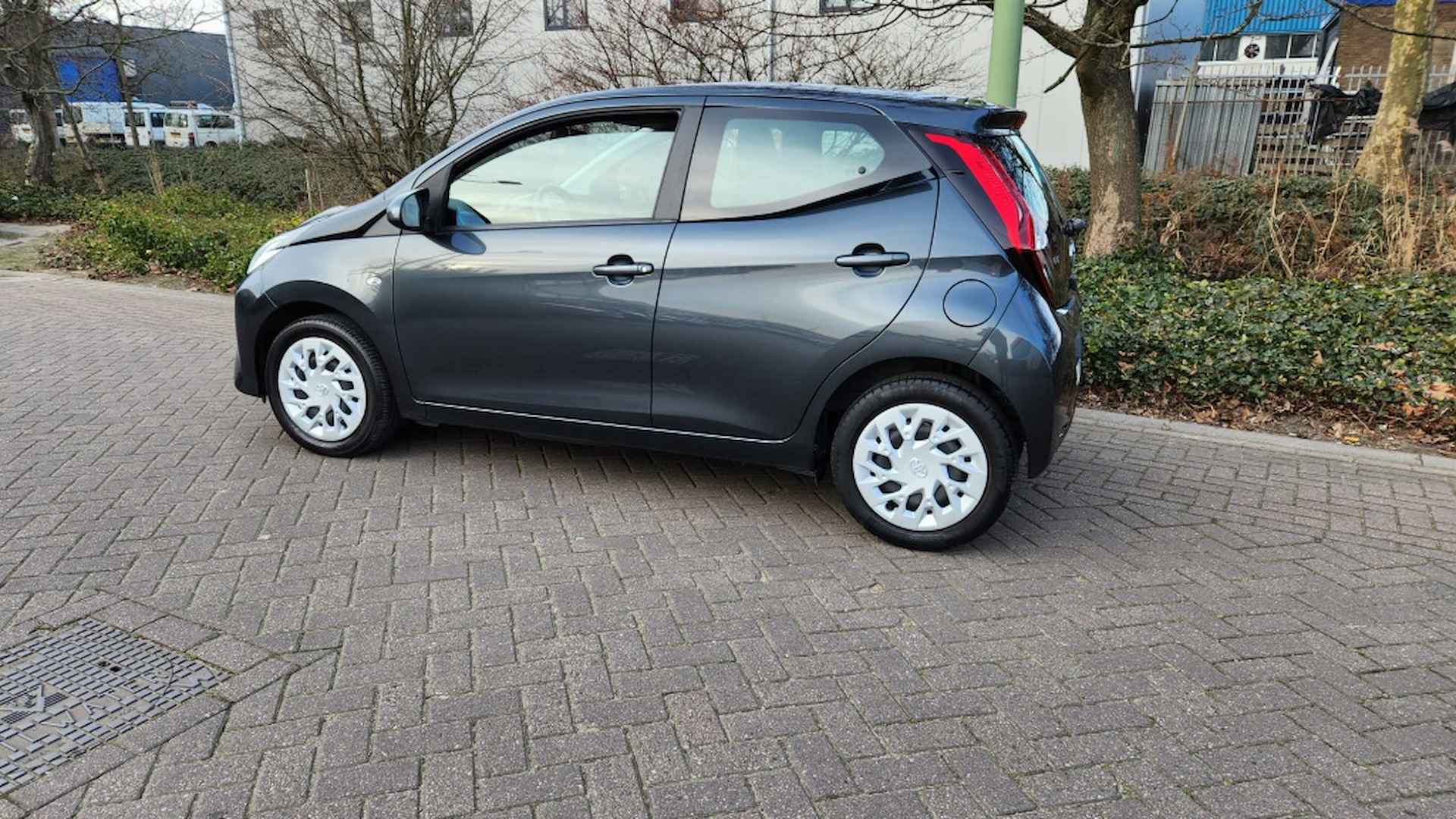 Toyota Aygo 1.0 VVT-i x-play - 10/17