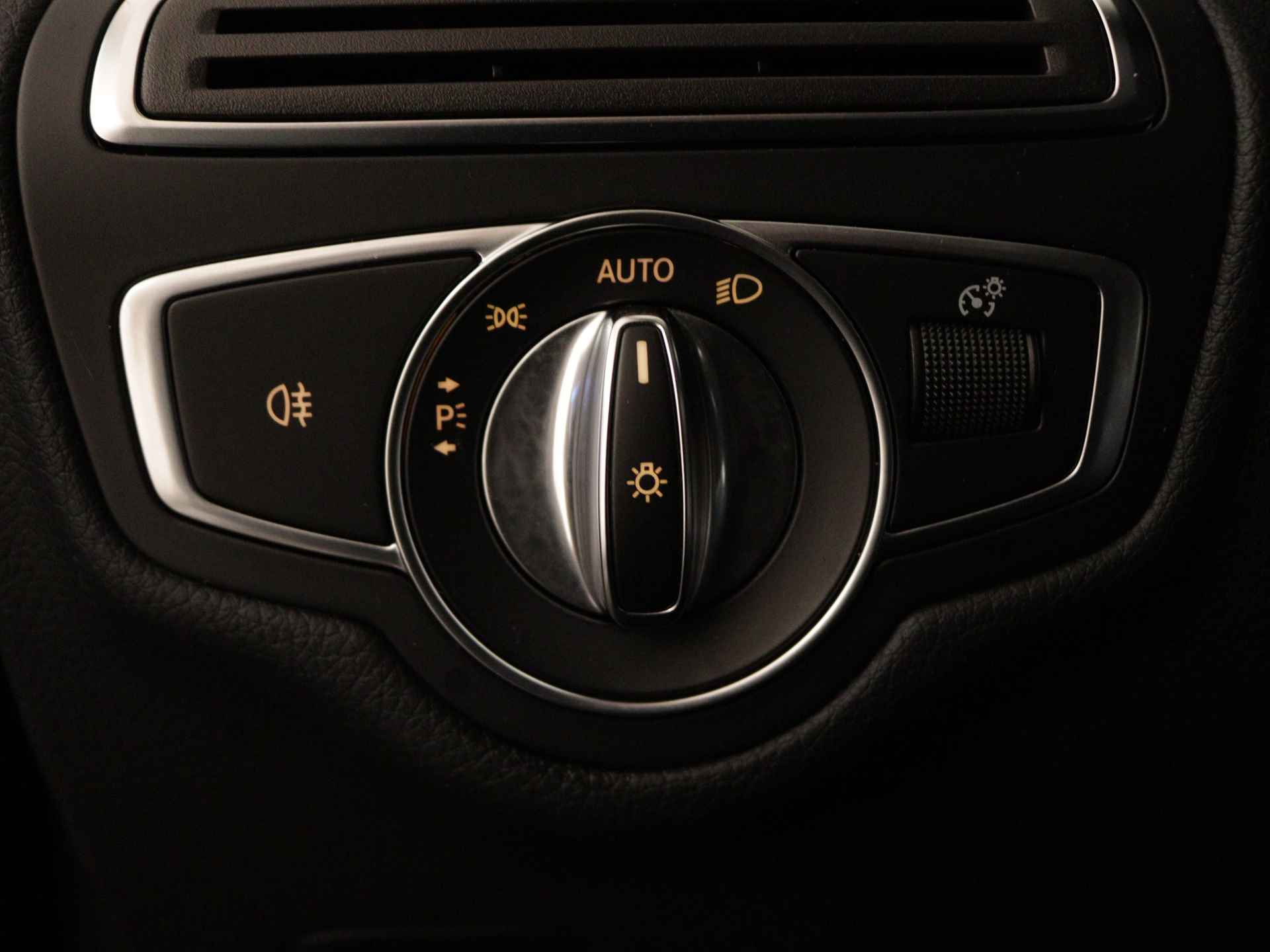 Mercedes-Benz GLC 250 4Matic AMG Line Limited | Stoelverwarming | Trekhaak | Panorama schuif-/kanteldak | Inclusief 24 MB Premium Certified garantie voor Europa. - 29/40