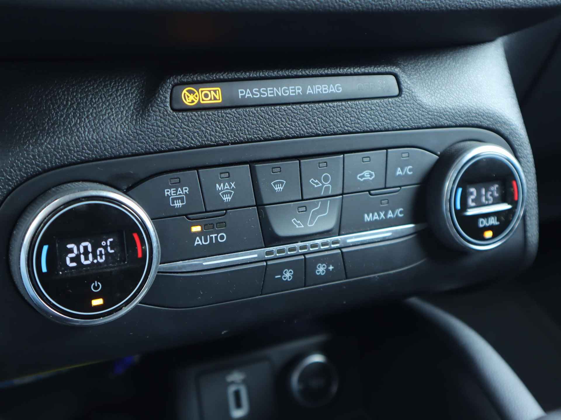 Ford Focus Wagon 1.0 EcoBoost Titanium Business 125pk | Climate control | 17inch lichtmetalen velgen | Navigatie | Parkeer sensoren | Led-koplampen | Keyless entry - 33/46