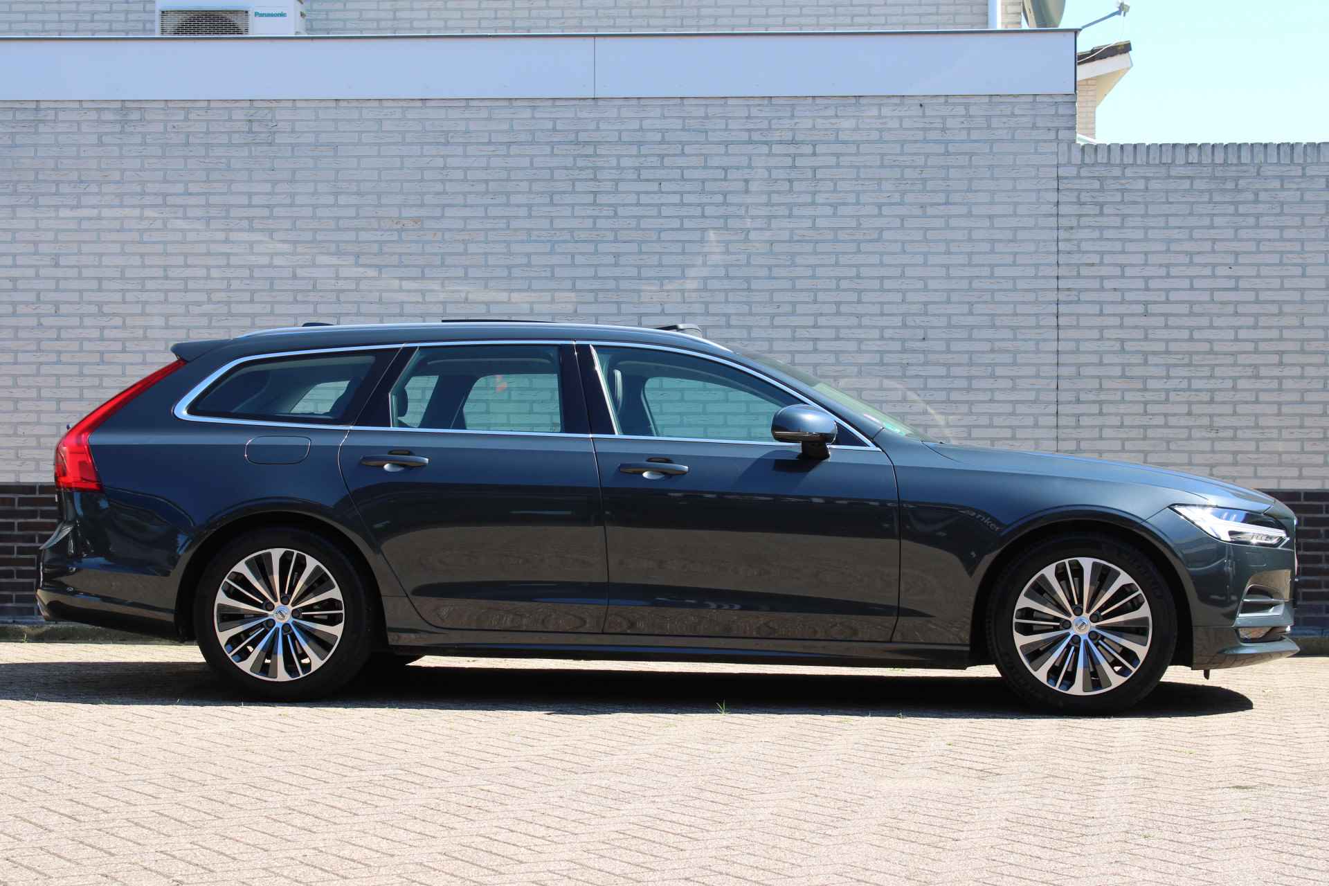 Volvo V90 2.0 T4 Momentum | ACTIEMAAND! | Panoramadak | Trekhaak | BLIS | Leder | Memory | Adaptieve Cruise - 2/47