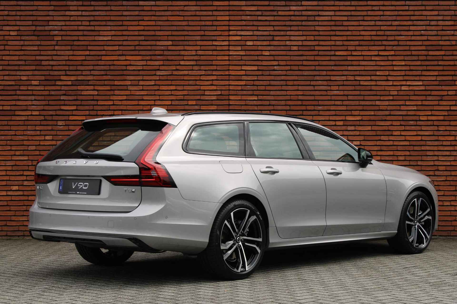 Volvo V90 T8 AWD AUT8 455PK Ultra Dark Nappa lederen bekleding, Massagefunctie in voorstoelen, Luchtvering, 360 graden camera, Panoramisch schuif-/kanteldak, Lederbekleed Dashboard, 20" Lichtmetalen velgen - 2/24