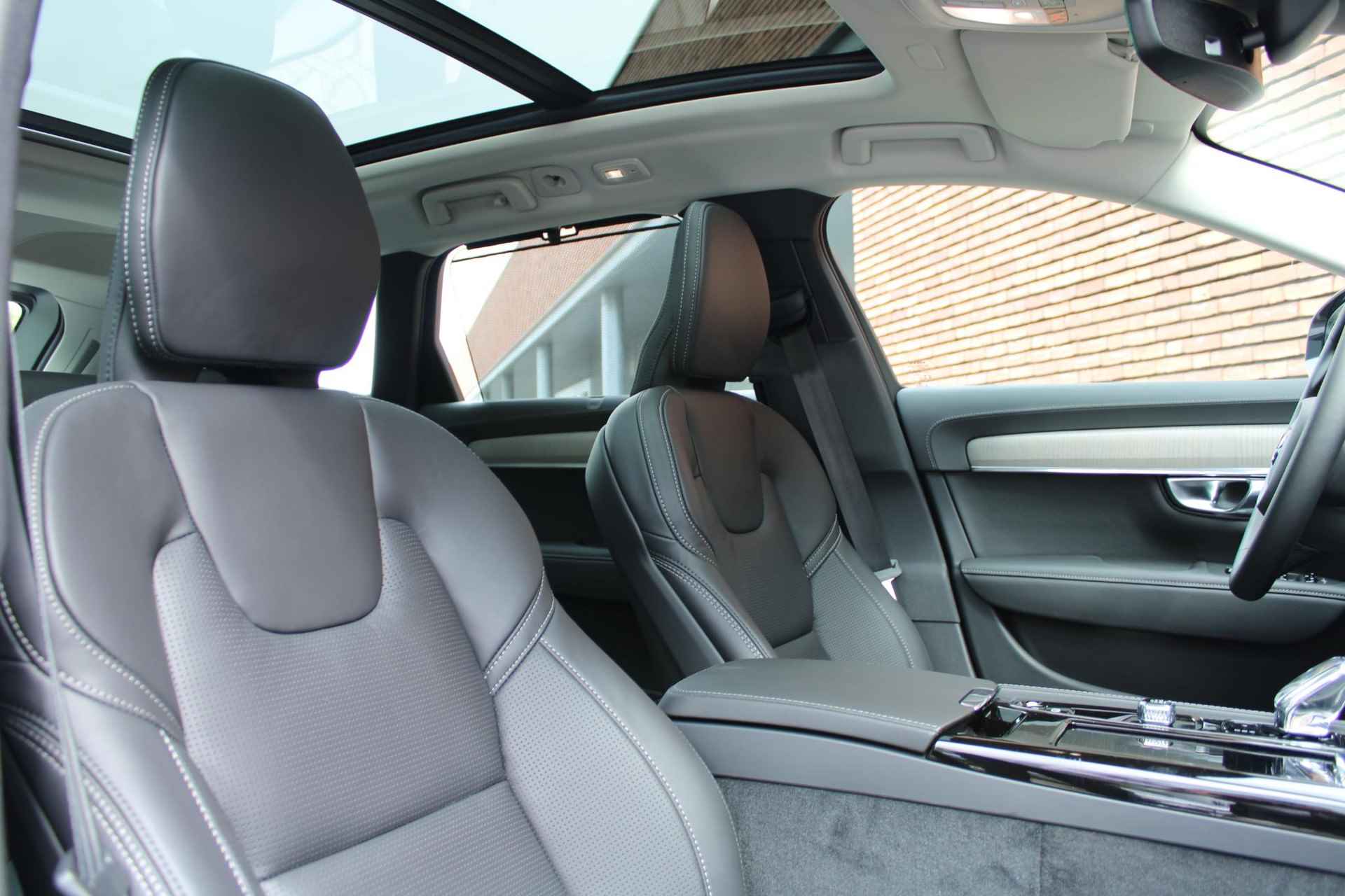 Volvo V90 T8 AWD AUT8 455PK Ultra Dark Nappa lederen bekleding, Massagefunctie in voorstoelen, Luchtvering, 360 graden camera, Panoramisch schuif-/kanteldak, Lederbekleed Dashboard, 20" Lichtmetalen velgen - 3/24