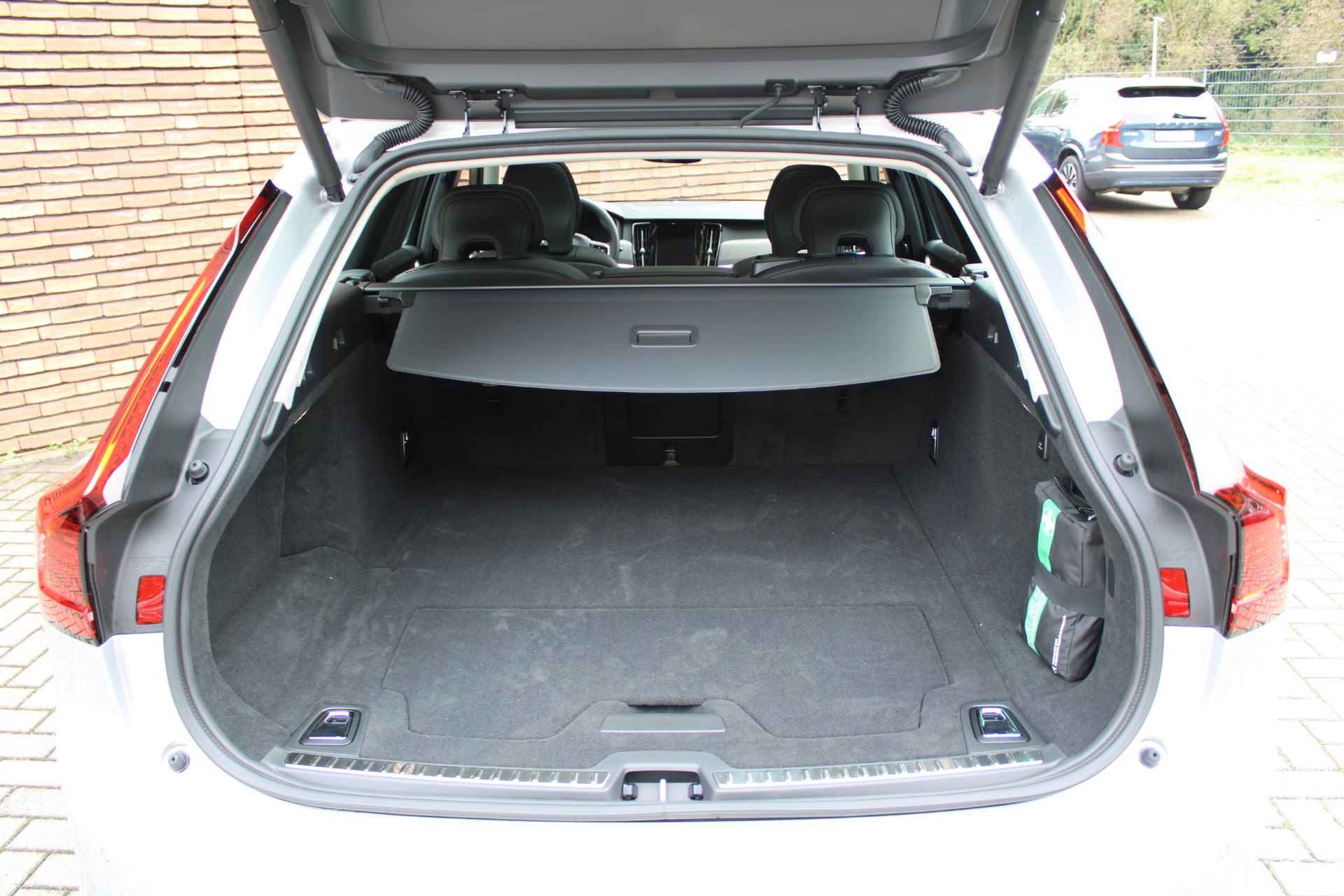 Volvo V90 T8 AWD AUT8 455PK Ultra Dark Nappa lederen bekleding, Massagefunctie in voorstoelen, Luchtvering, 360 graden camera, Panoramisch schuif-/kanteldak, Lederbekleed Dashboard, 20" Lichtmetalen velgen - 17/24