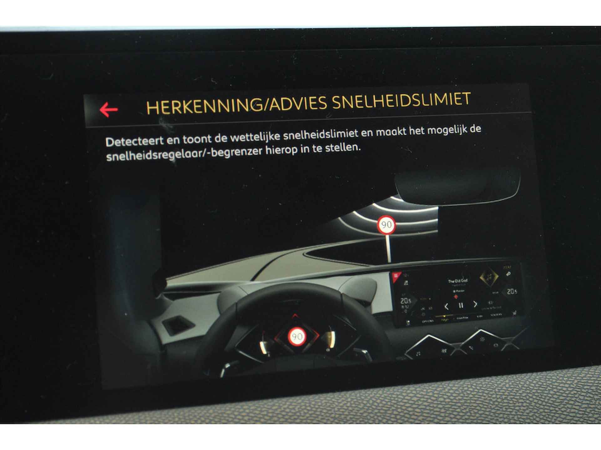 DS Ds 3 Crossback 1.2 100pk So Chic | Apple CarPlay & Android Auto | - 28/29