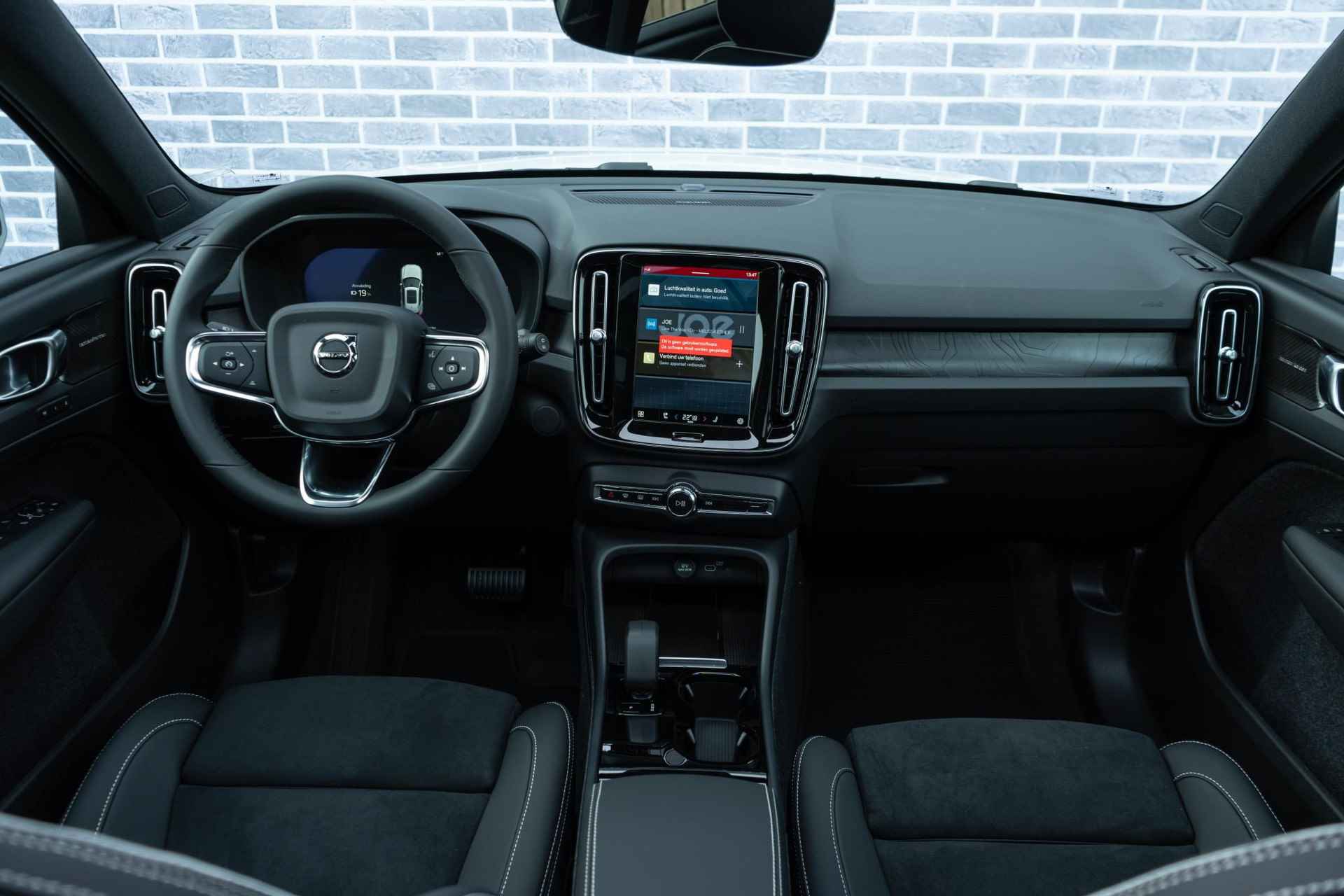 Volvo XC40 Single Motor Extended Range Ultimate | UIT VOORRAAD LEVERBAAR | Google | Schuif-/Kanteldak | 360 Camera | Adaptieve Cruise | Getint Glas | Warmtepomp | Keyless | Memory | Elek. Achterklep | 20" LM - 5/21