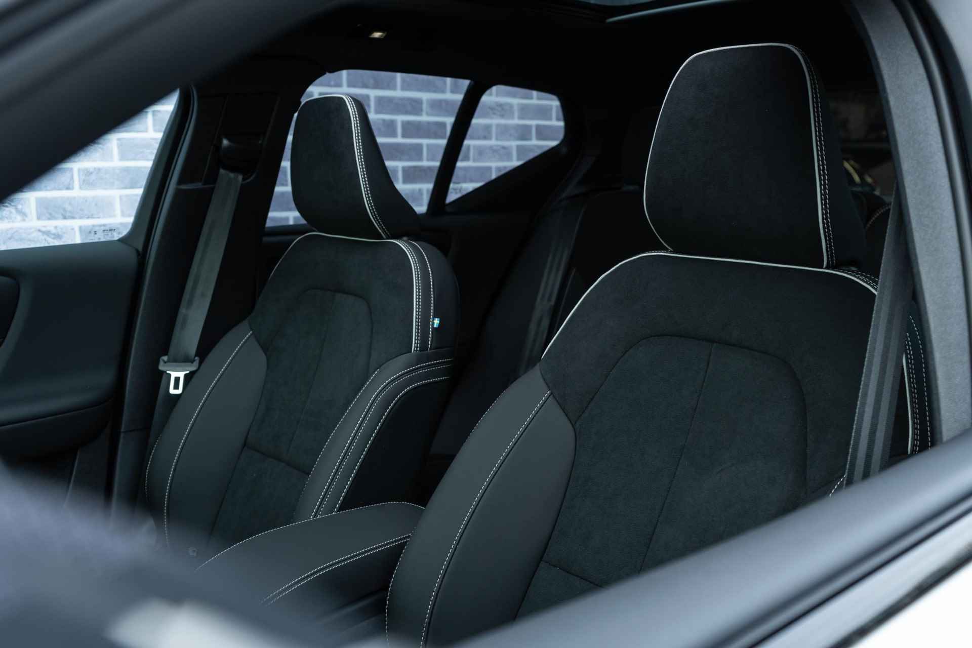 Volvo XC40 Single Motor Extended Range Ultimate | UIT VOORRAAD LEVERBAAR | Google | Schuif-/Kanteldak | 360 Camera | Adaptieve Cruise | Getint Glas | Warmtepomp | Keyless | Memory | Elek. Achterklep | 20" LM - 7/21