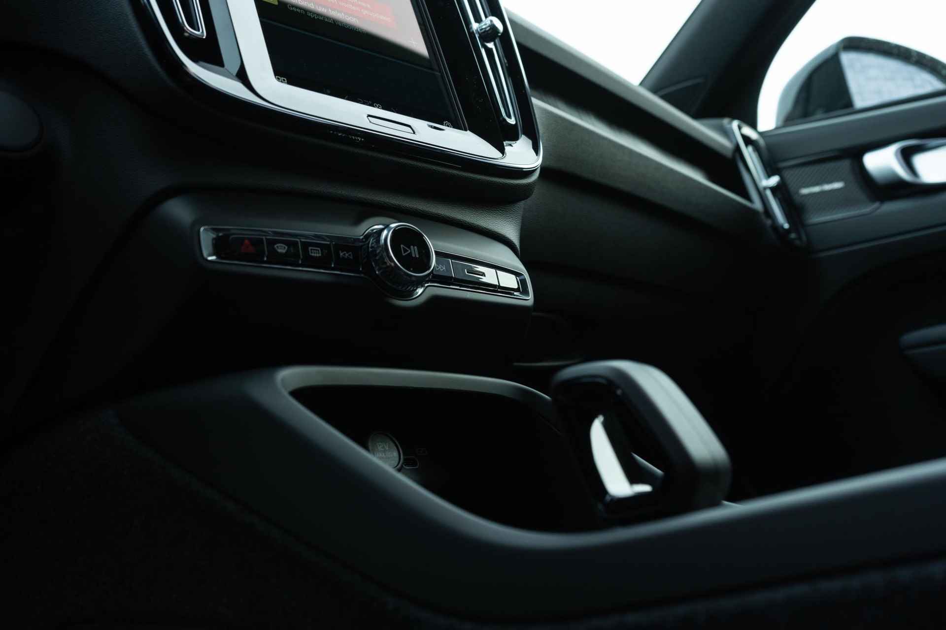 Volvo XC40 Single Motor Extended Range Ultimate | UIT VOORRAAD LEVERBAAR | Google | Schuif-/Kanteldak | 360 Camera | Adaptieve Cruise | Getint Glas | Warmtepomp | Keyless | Memory | Elek. Achterklep | 20" LM - 9/21