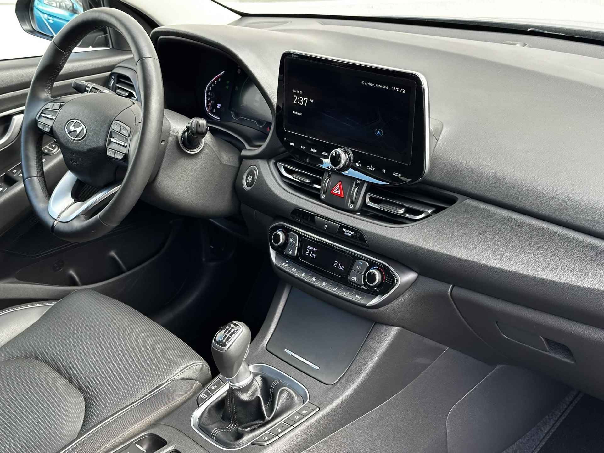 Hyundai i30 Wagon 1.5 T-GDi MHEV Premium / Achteruitrijcamera / Climate Control / Cruise Control / Navigatie / Stoel- en Stuurverwarming / Vierseizoensbanden / Lederen bekleding / Full LED verlichting / Keyless entry&start / - 4/33
