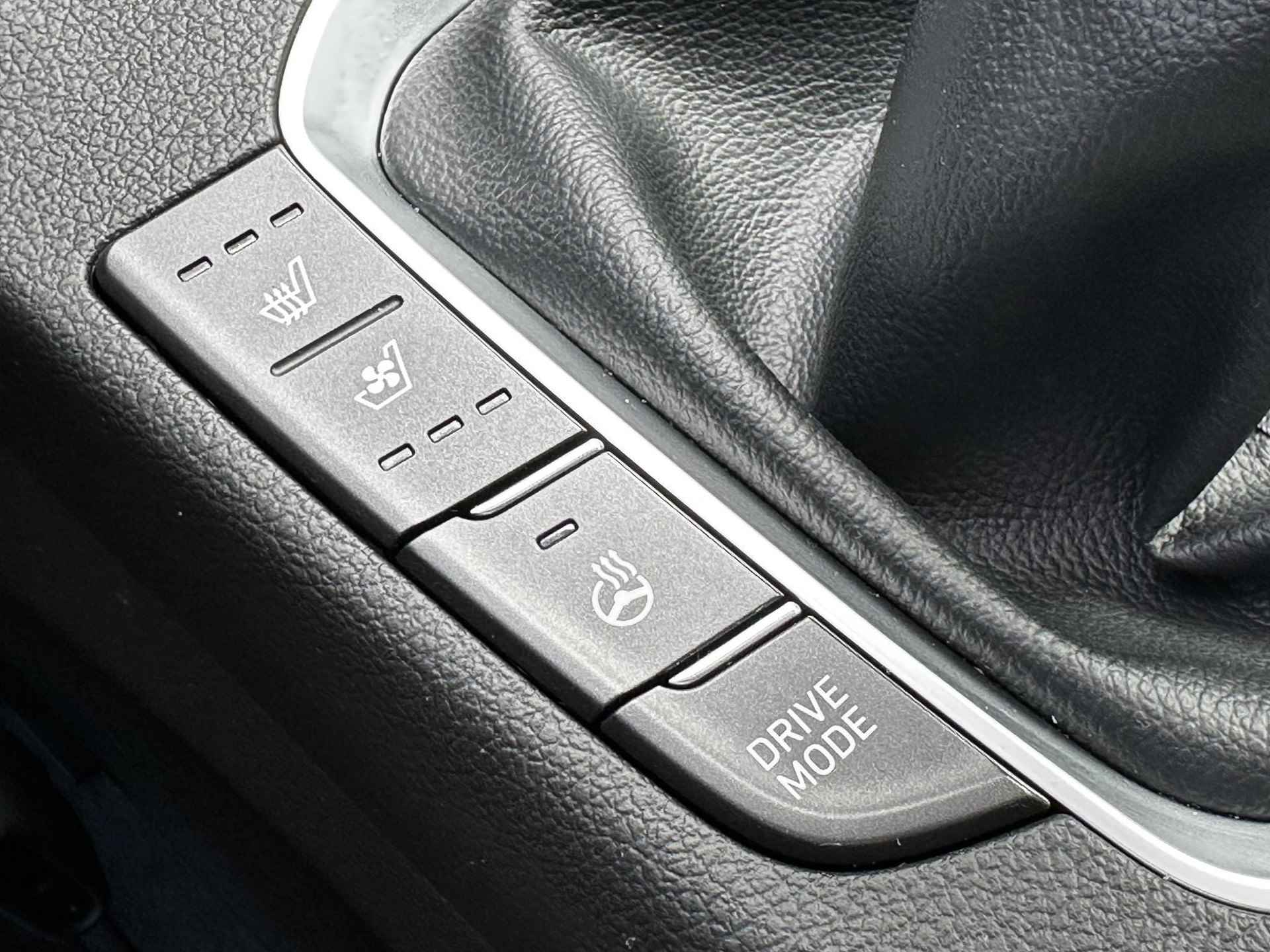 Hyundai i30 Wagon 1.5 T-GDi MHEV Premium / Achteruitrijcamera / Climate Control / Cruise Control / Navigatie / Stoel- en Stuurverwarming / Vierseizoensbanden / Lederen bekleding / Full LED verlichting / Keyless entry&start / - 13/33