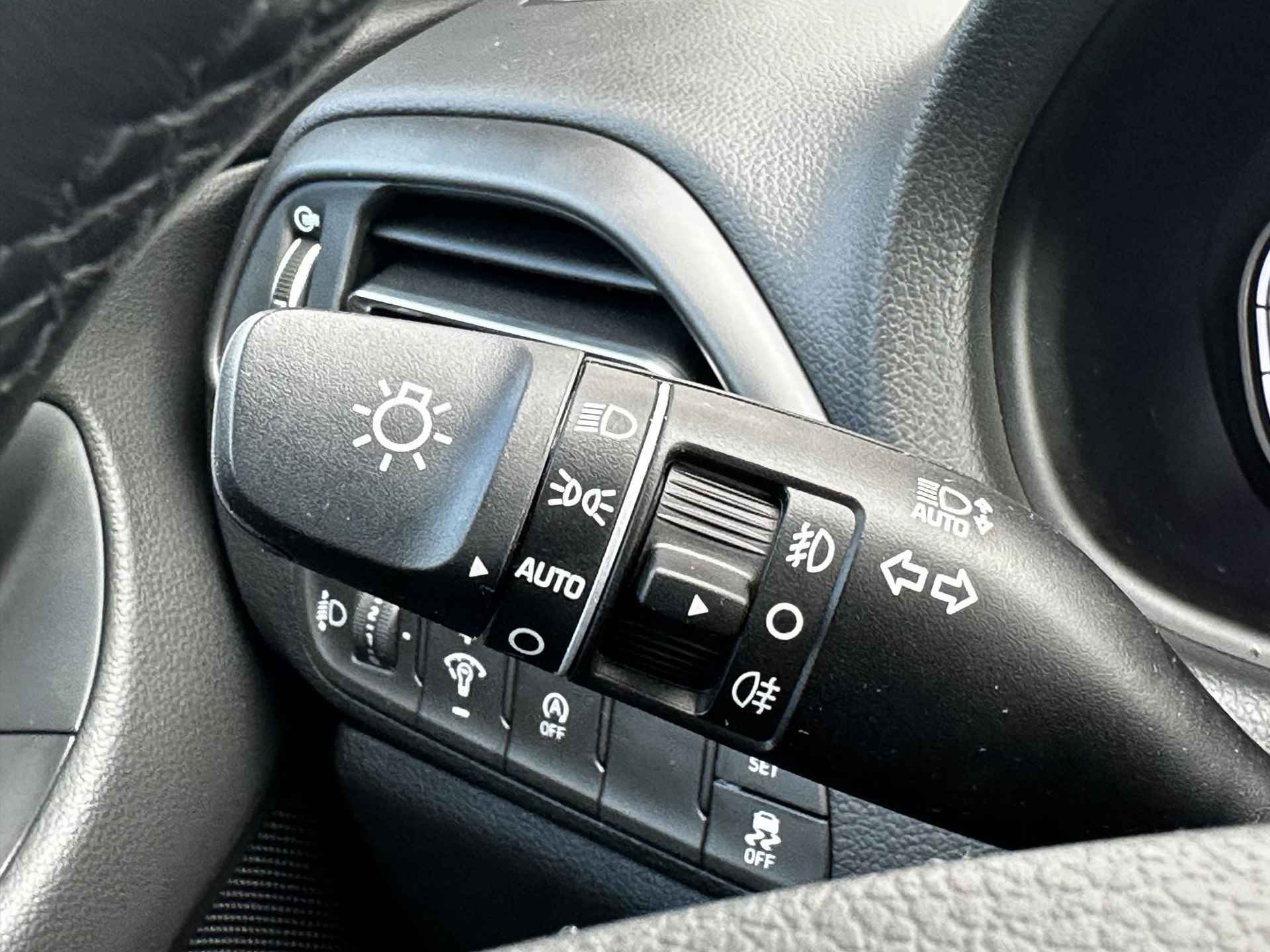 Hyundai i30 Wagon 1.5 T-GDi MHEV Premium / Achteruitrijcamera / Climate Control / Cruise Control / Navigatie / Stoel- en Stuurverwarming / Vierseizoensbanden / Lederen bekleding / Full LED verlichting / Keyless entry&start / - 23/33