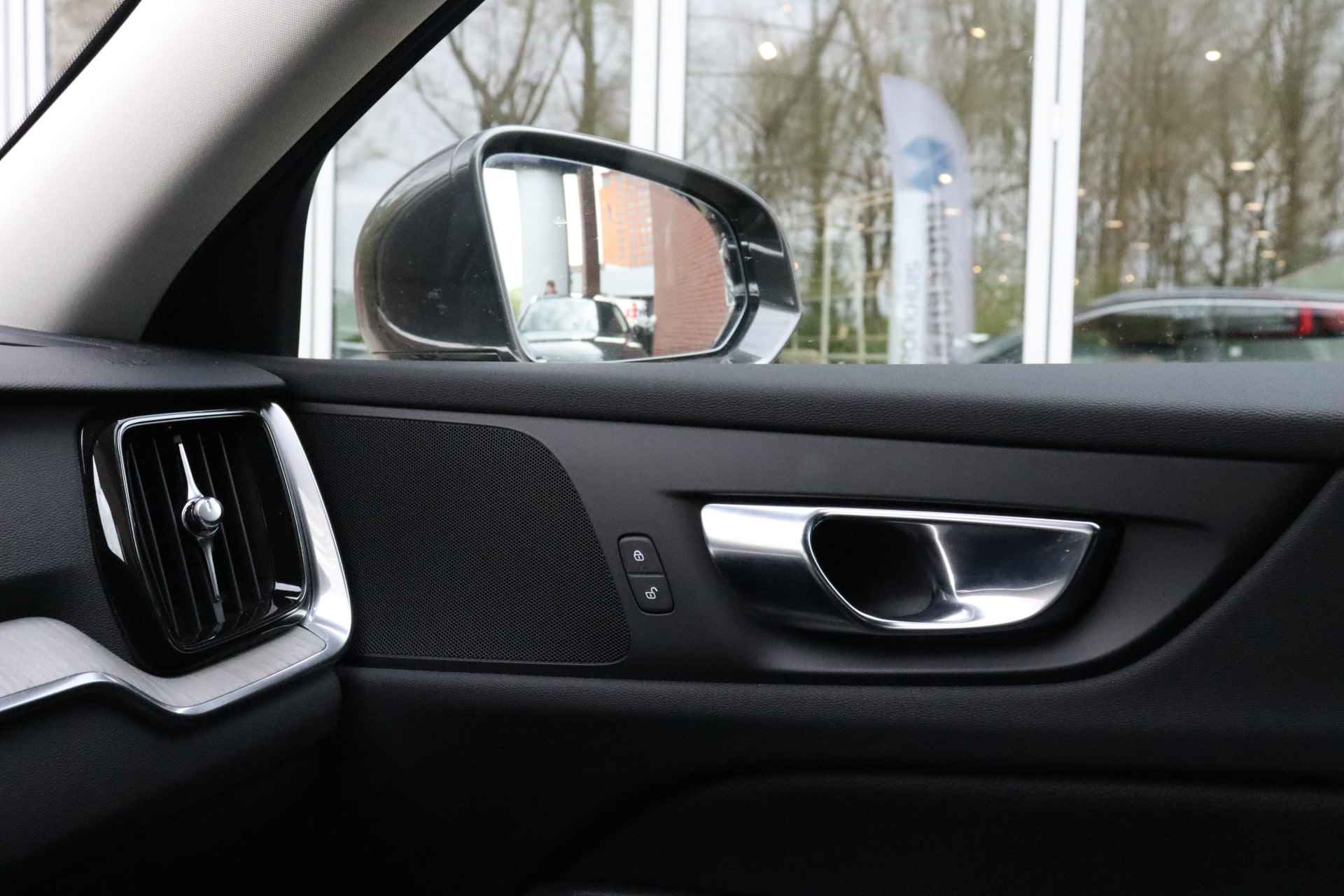 Volvo V60 T6 AWD Recharge Inscription | Stoelverwarming voor+achter | Elektrische bestuurdersstoel met geheugen | Keyless Drive | Lederen - 34/51