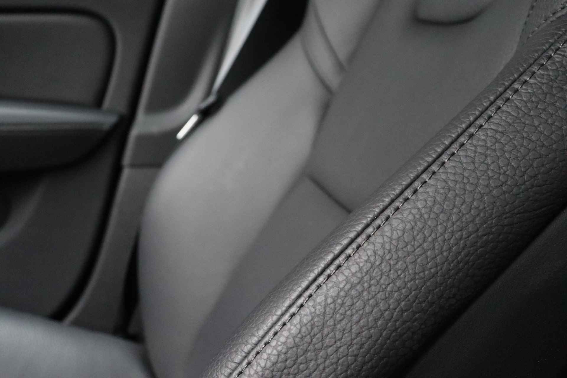 Volvo V60 T6 AWD Recharge Inscription | Stoelverwarming voor+achter | Elektrische bestuurdersstoel met geheugen | Keyless Drive | Lederen - 38/51