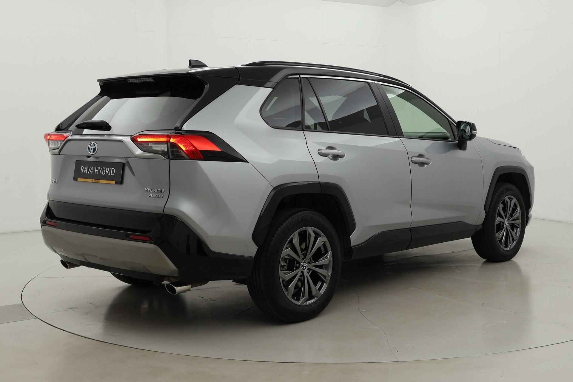 Toyota RAV4 2.5 Hybrid AWD Bi-Tone | Navigatie | 360 camera | Digitale binnenspiegel | Dodehoek detectie | Apple Carplay / Android Auto - 4/41