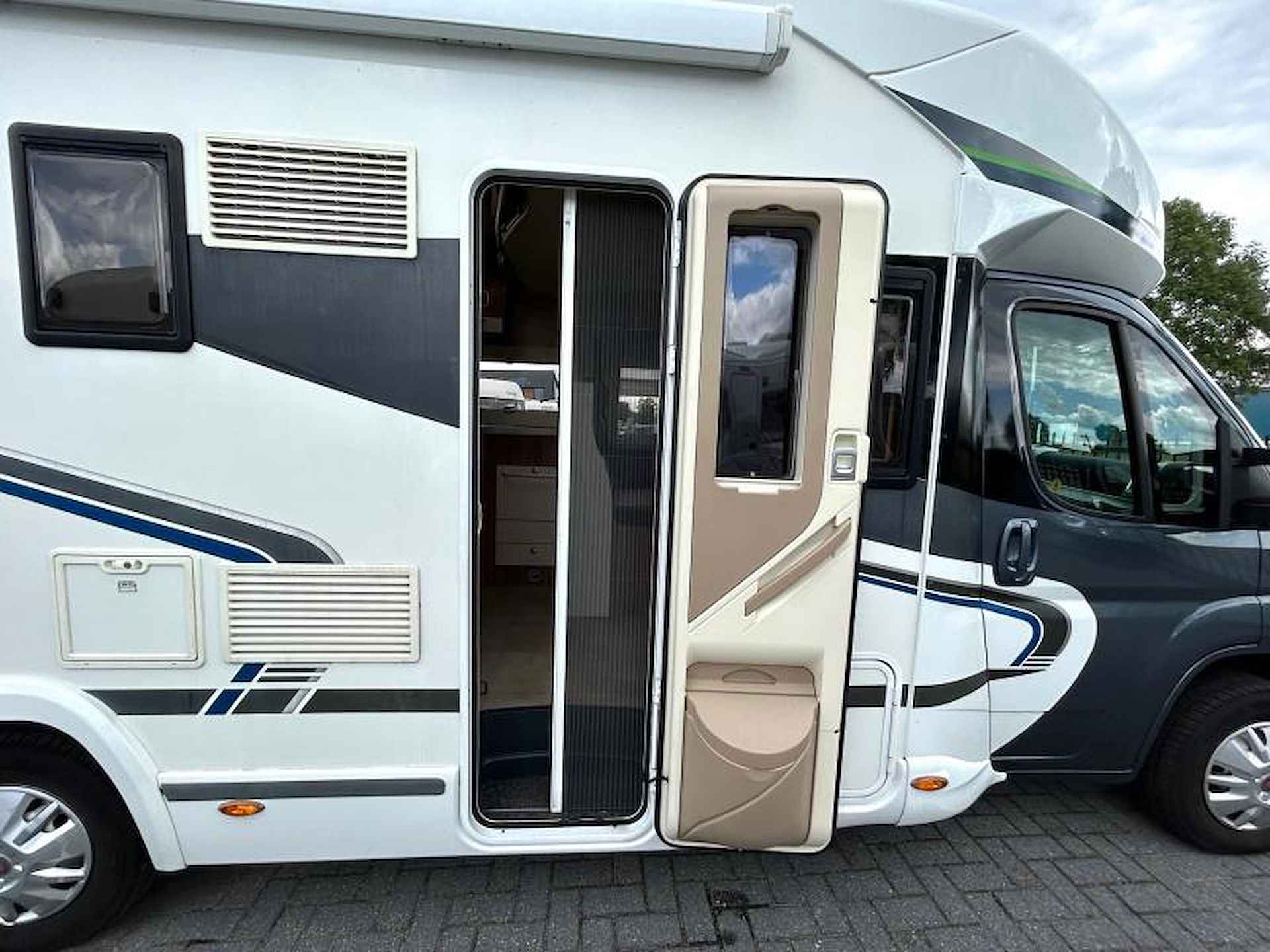 Chausson Flash 718 EB queensbed/hefbed/2015 - 8/25