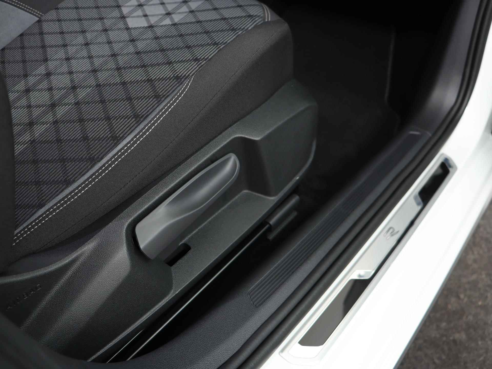 Volkswagen Polo 1.0 TSI 95PK R-Line | IQ.Light | Camera | Navigatie | Apple CarPlay | Keyless | 17" 'Bergamo' | Adaptive Cruise | Getint Glas | - 22/47