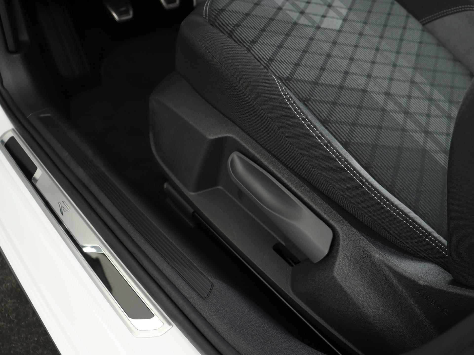 Volkswagen Polo 1.0 TSI 95PK R-Line | IQ.Light | Camera | Navigatie | Apple CarPlay | Keyless | 17" 'Bergamo' | Adaptive Cruise | Getint Glas | - 26/47