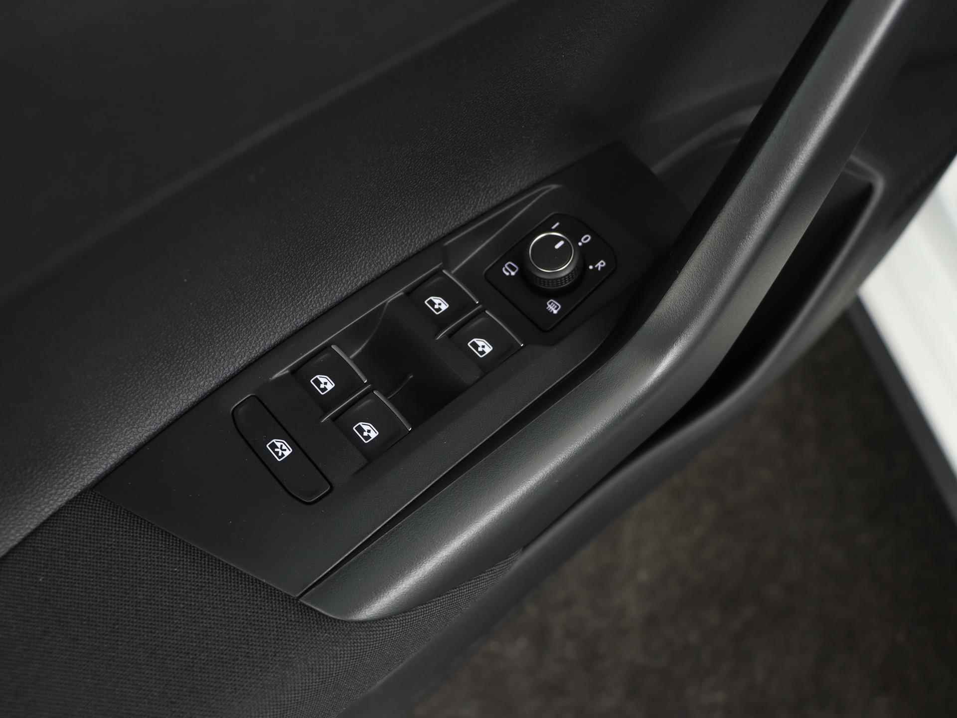Volkswagen Polo 1.0 TSI 95PK R-Line | IQ.Light | Camera | Navigatie | Apple CarPlay | Keyless | 17" 'Bergamo' | Adaptive Cruise | Getint Glas | - 27/47