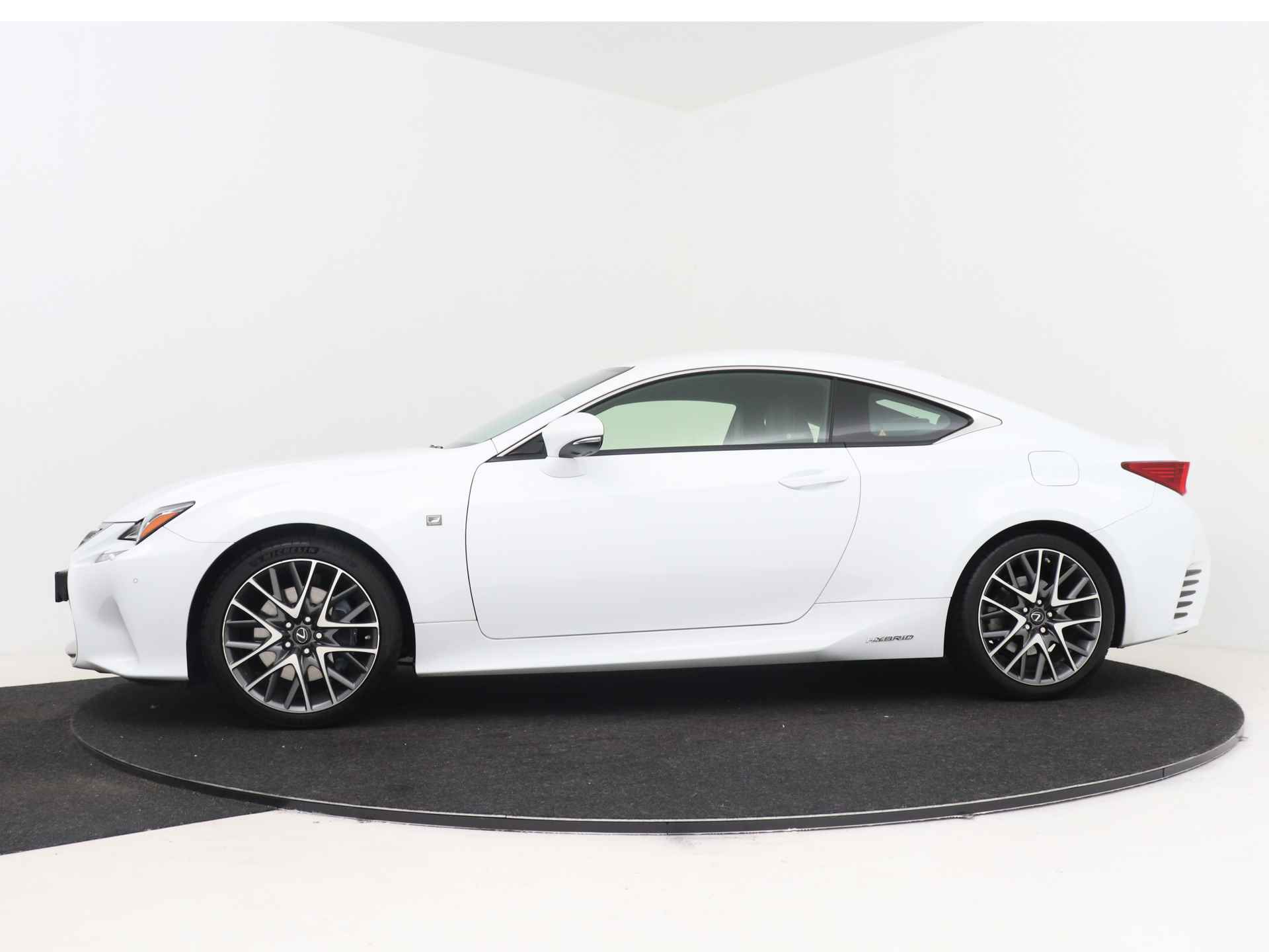 Lexus RC 300h F-Sport Line | Stoelverwarming en -ventilatie | Dodehoekdetectie | Adaptive Variable Suspension | - 4/52