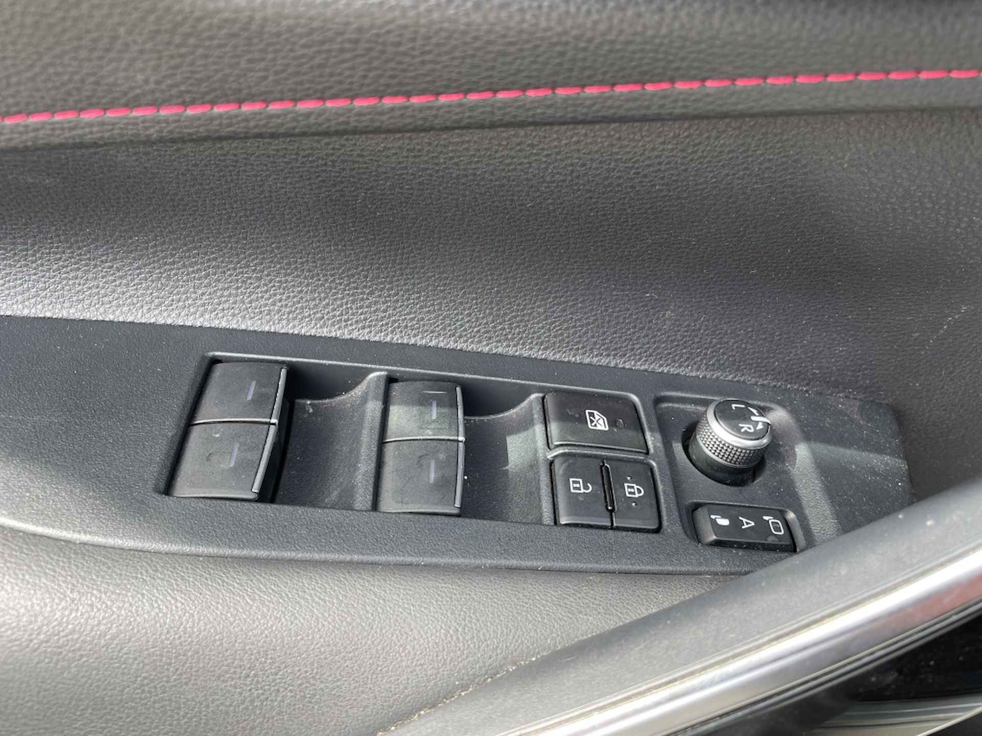Toyota Corolla Touring Sports 1.8 Hybrid Executive | Camera | Stoelverwarming | Navi - 27/35