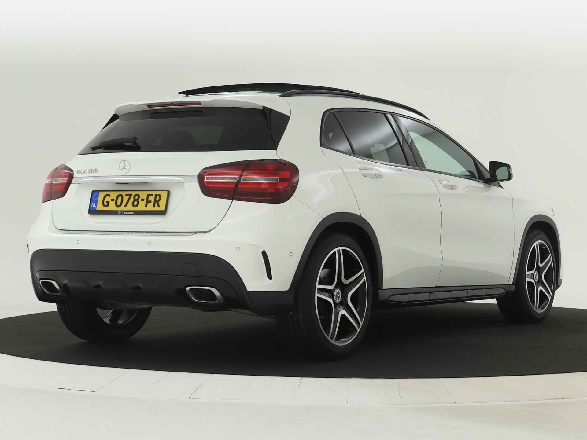 Mercedes-Benz GLA 180 AMG Night Pakket Automaat | AMG Styling | Panorama-schuifdak | Night Pakket | Achteruitrijcamera | LED koplampen | Inclusief 24 maanden MB Certified garantie voor Europa. - 3/46