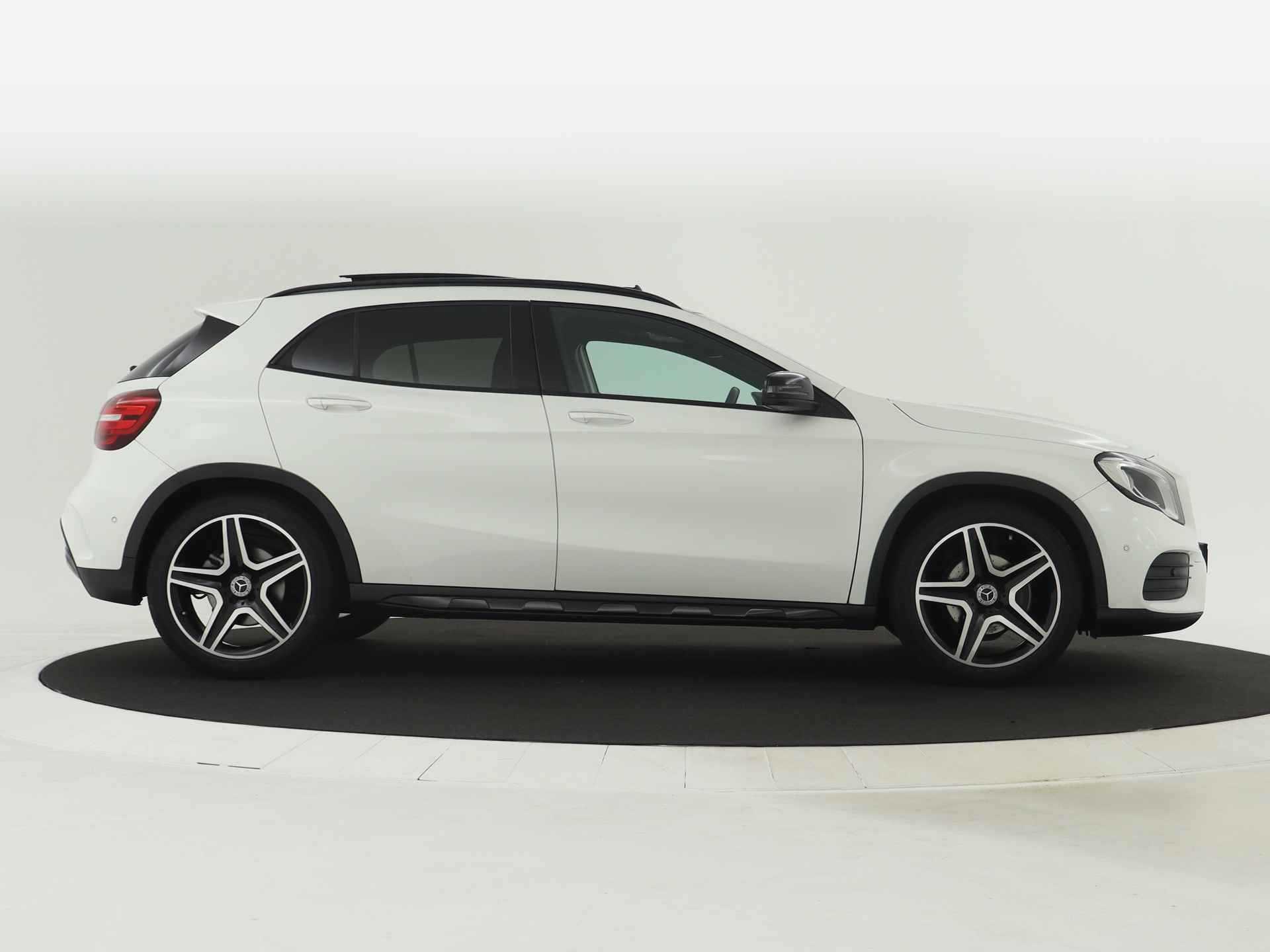 Mercedes-Benz GLA 180 AMG Night Pakket Automaat | AMG Styling | Panorama-schuifdak | Night Pakket | Achteruitrijcamera | LED koplampen | Inclusief 24 maanden MB Certified garantie voor Europa. - 17/46