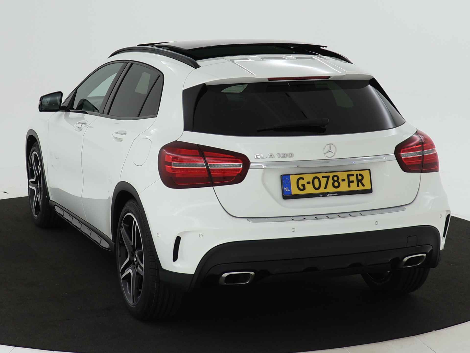 Mercedes-Benz GLA 180 AMG Night Pakket Automaat | AMG Styling | Panorama-schuifdak | Night Pakket | Achteruitrijcamera | LED koplampen | Inclusief 24 maanden MB Certified garantie voor Europa. - 18/46