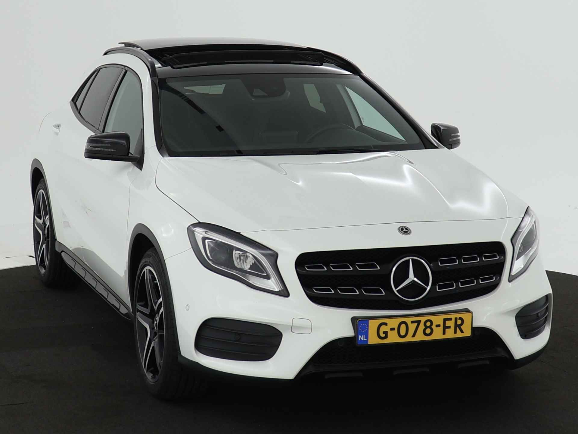 Mercedes-Benz GLA 180 AMG Night Pakket Automaat | AMG Styling | Panorama-schuifdak | Night Pakket | Achteruitrijcamera | LED koplampen | Inclusief 24 maanden MB Certified garantie voor Europa. - 31/46