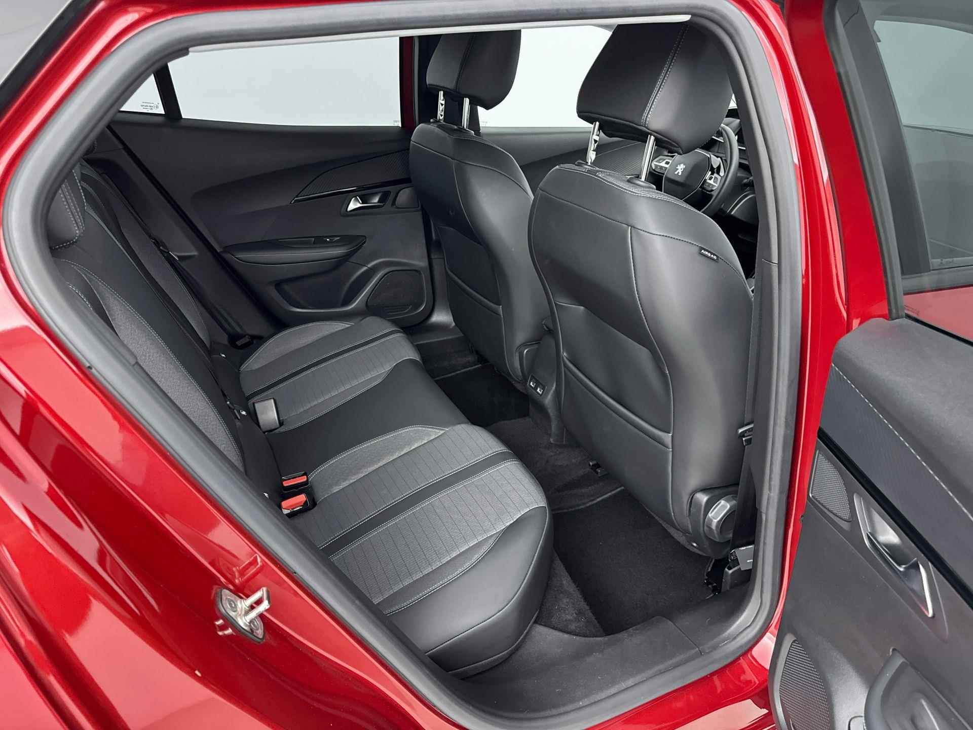 Peugeot e-2008 SUV  EV- Allure 50 kWh | 3 Fase | Adaptive Cruise Control | Stoelverwarming | Camera | Navigatie - 17/39