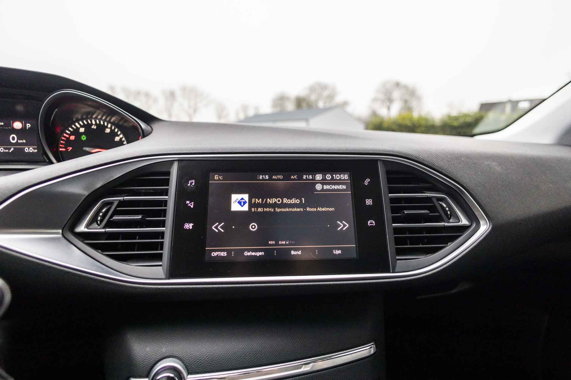 Peugeot 308 SW 1.2 PureTech Blue Lease Premium | Automaat | Pano | Carplay | Camera - 27/43