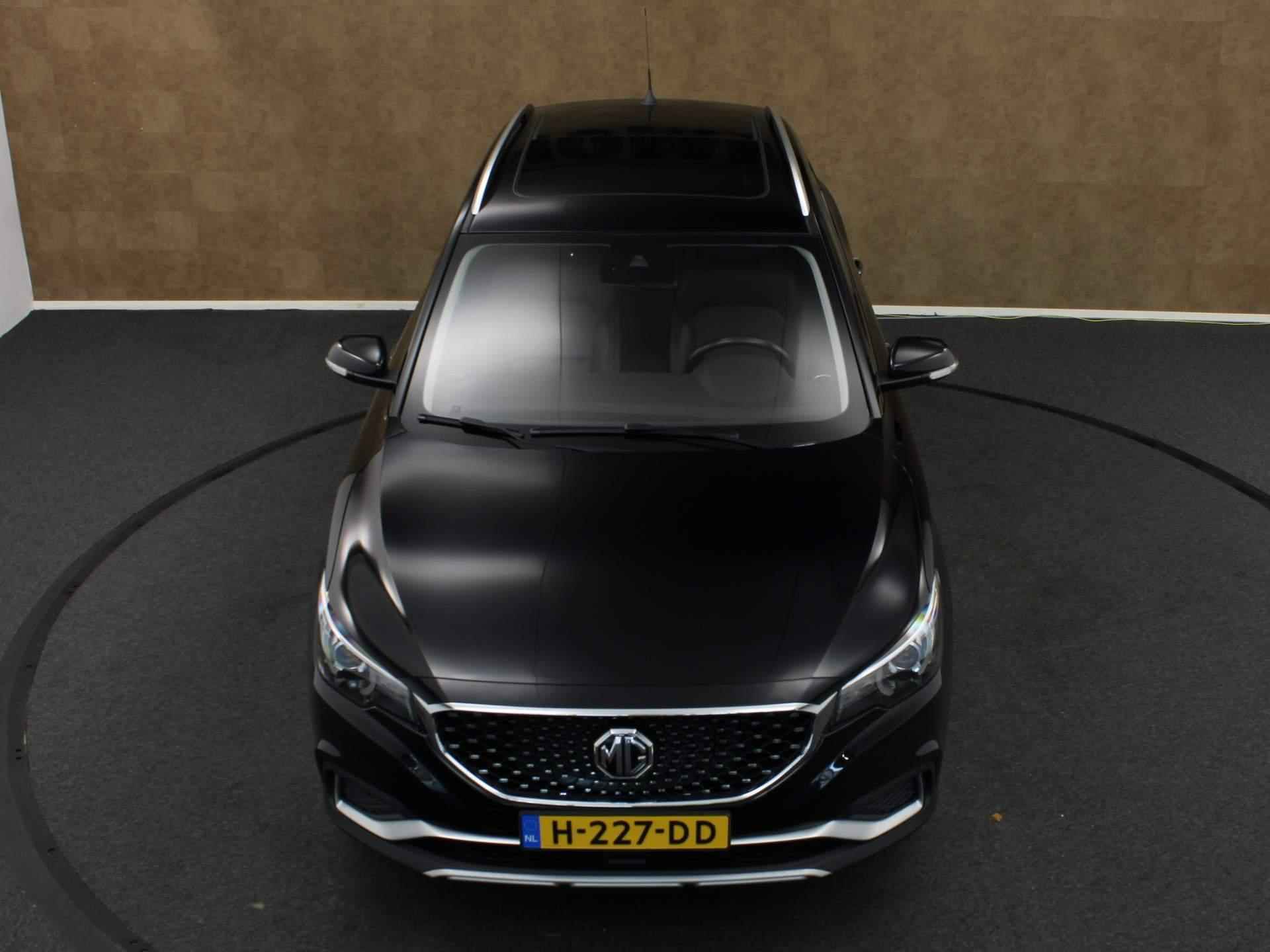 MG ZS EV Luxury 45 kWh -ORIGINEEL NEDERLANDSE AUTO - 2000 EURO SUBSIDIE MOGELIJK - PARKEERSENSOREN ACHTER - 17 INCH LICHT METALEN VELGEN - PANORAMADAK - LEDEREN BEKLEDING - DODEHOEK DETECTIE - ACHTERUITRIJCAMERA - AIRCO - KEYLESS ENTRY/ START - 9/41