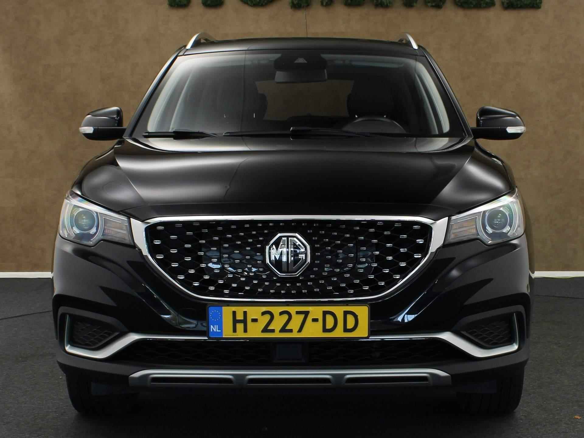 MG ZS EV Luxury 45 kWh -ORIGINEEL NEDERLANDSE AUTO - 2000 EURO SUBSIDIE MOGELIJK - PARKEERSENSOREN ACHTER - 17 INCH LICHT METALEN VELGEN - PANORAMADAK - LEDEREN BEKLEDING - DODEHOEK DETECTIE - ACHTERUITRIJCAMERA - AIRCO - KEYLESS ENTRY/ START - 10/41