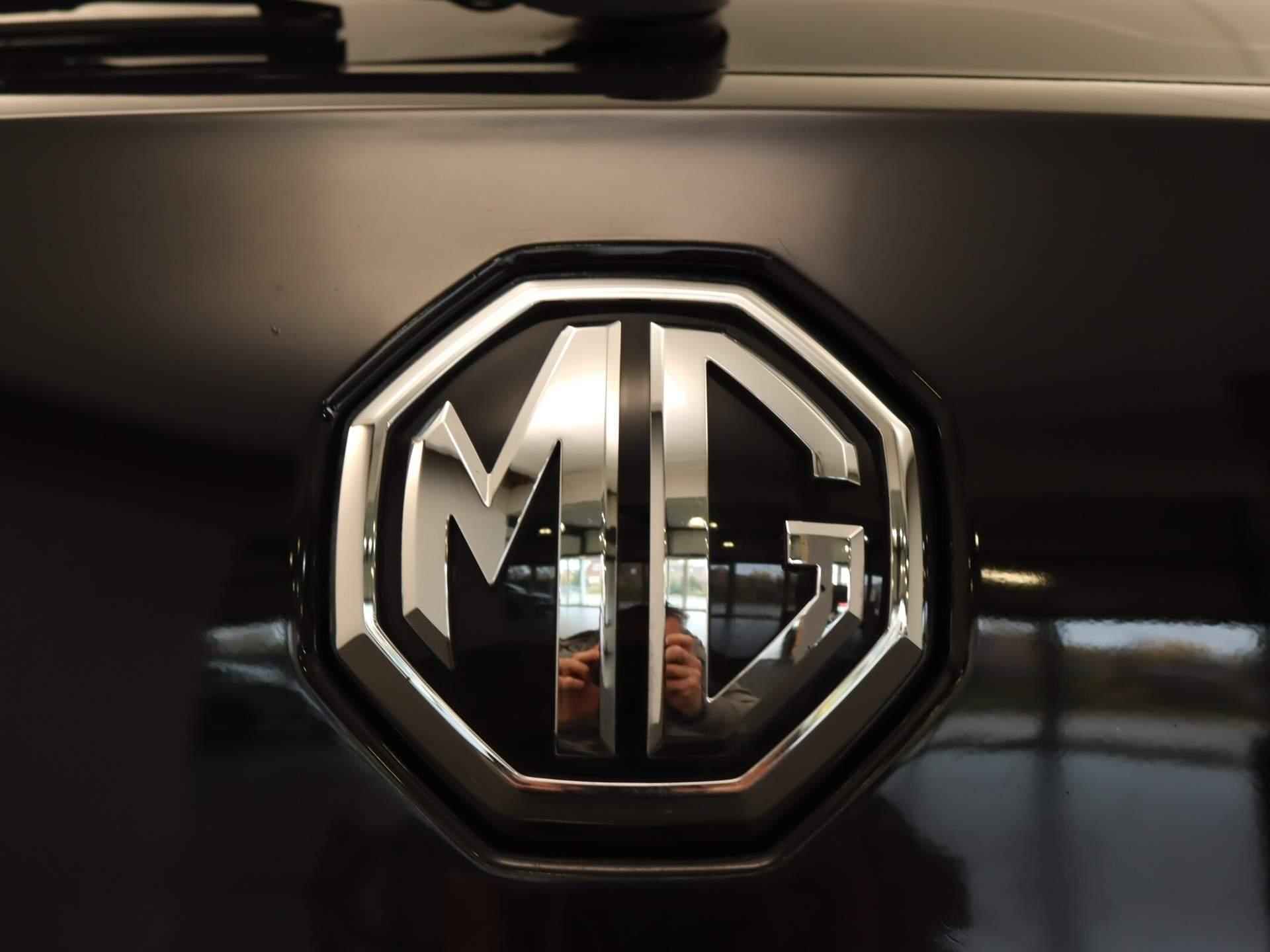 MG ZS EV Luxury 45 kWh -ORIGINEEL NEDERLANDSE AUTO - 2000 EURO SUBSIDIE MOGELIJK - PARKEERSENSOREN ACHTER - 17 INCH LICHT METALEN VELGEN - PANORAMADAK - LEDEREN BEKLEDING - DODEHOEK DETECTIE - ACHTERUITRIJCAMERA - AIRCO - KEYLESS ENTRY/ START - 17/41