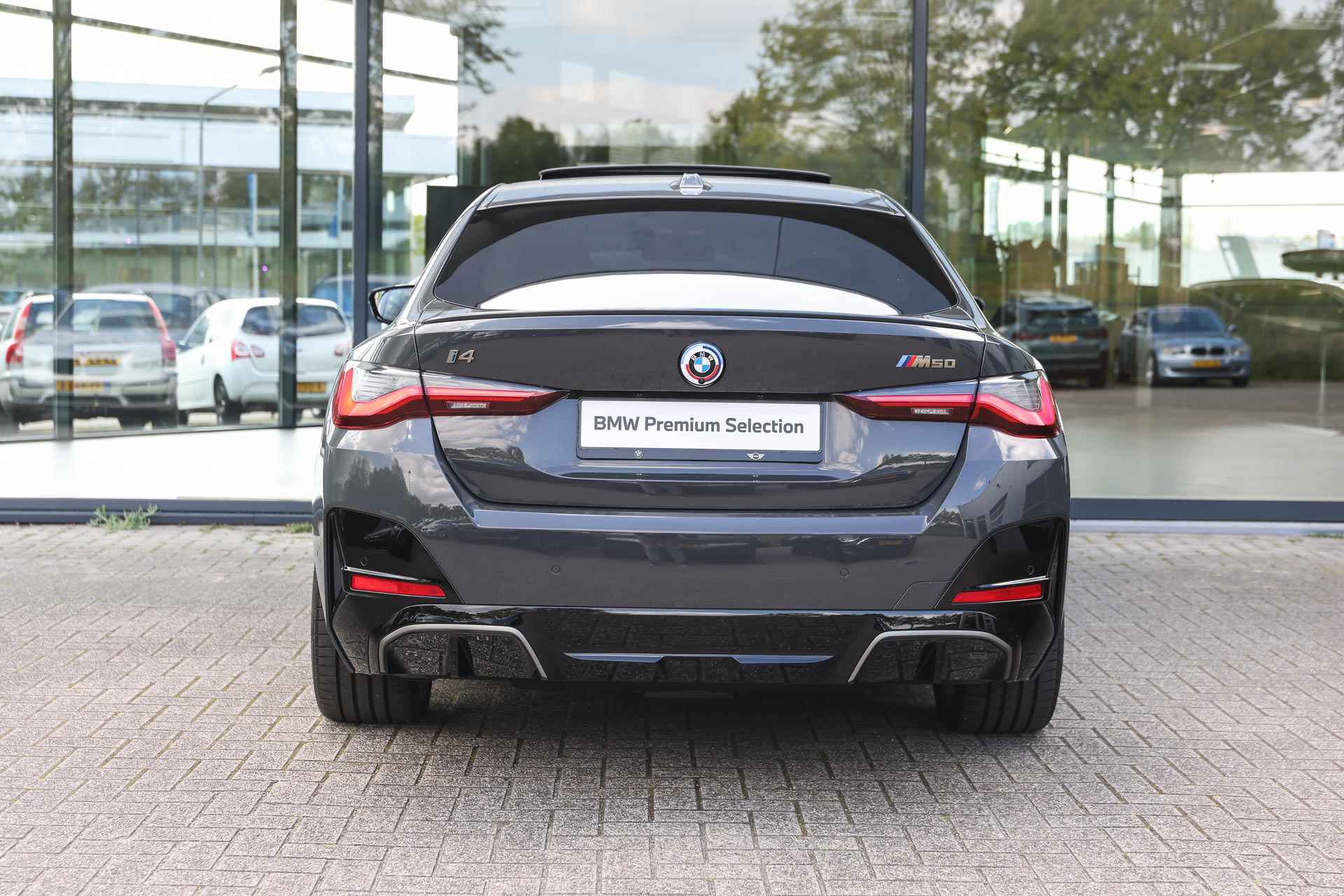 BMW i4 M50 High Executive 84 kWh / BMW M 50 Jahre uitvoering / Schuif-kanteldak / Adaptief M Onderstel / Laserlight / M Sportstoelen / Driving Assistant Professional / Comfort Access - 8/40