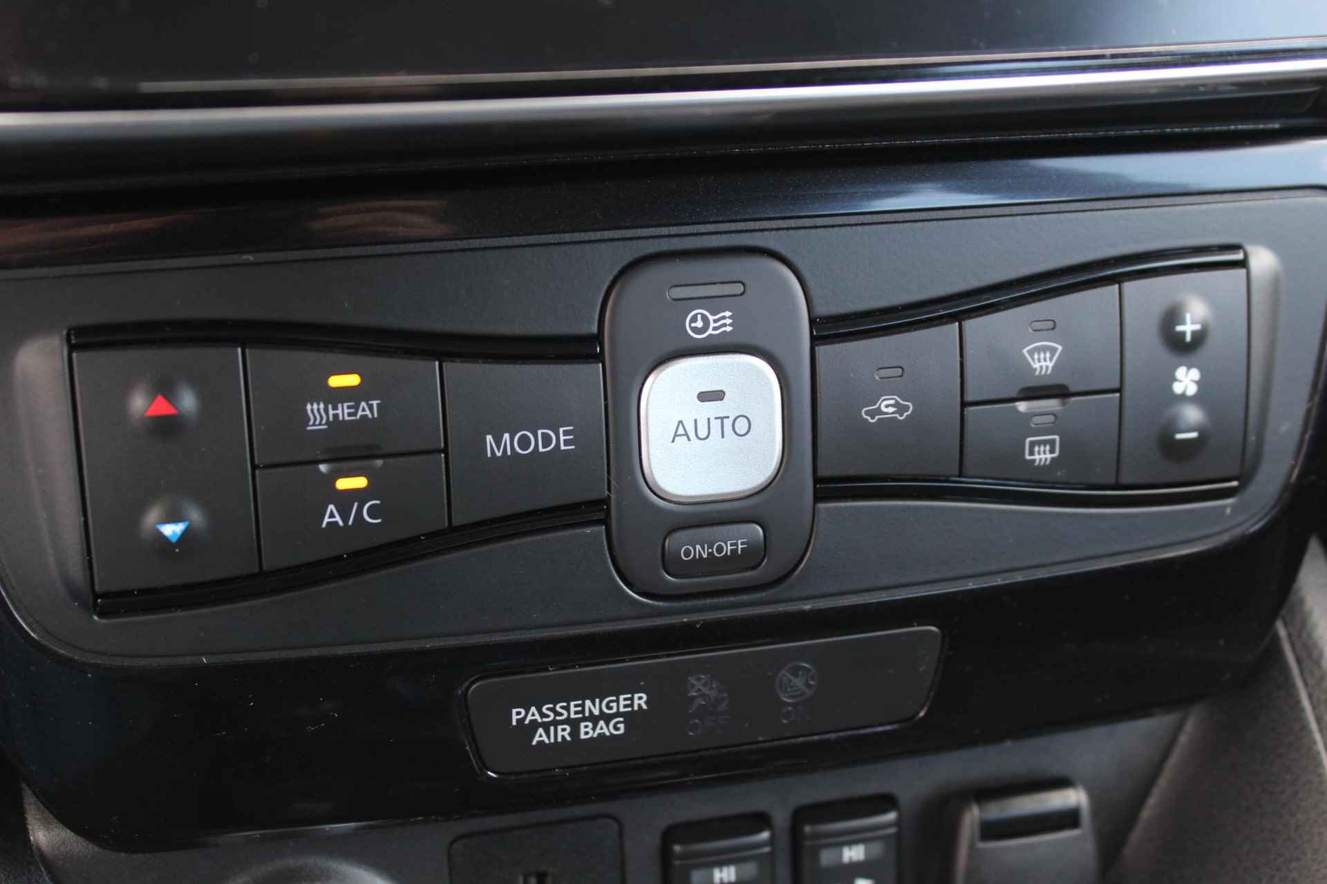 Nissan LEAF Acenta 40 kWh / €2000,- Subsidie Mogelijk / Navigatie + Apple Carplay/Android Auto / Stoel- + Stuurverwarming / Achteruitrijcamera / Cruise Control Adaptief / - 4/41