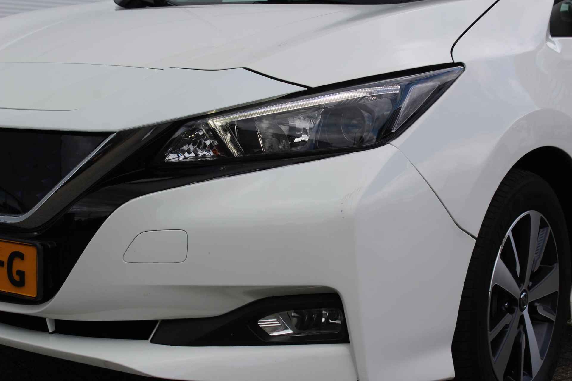 Nissan LEAF Acenta 40 kWh / €2000,- Subsidie Mogelijk / Navigatie + Apple Carplay/Android Auto / Stoel- + Stuurverwarming / Achteruitrijcamera / Cruise Control Adaptief / - 35/41