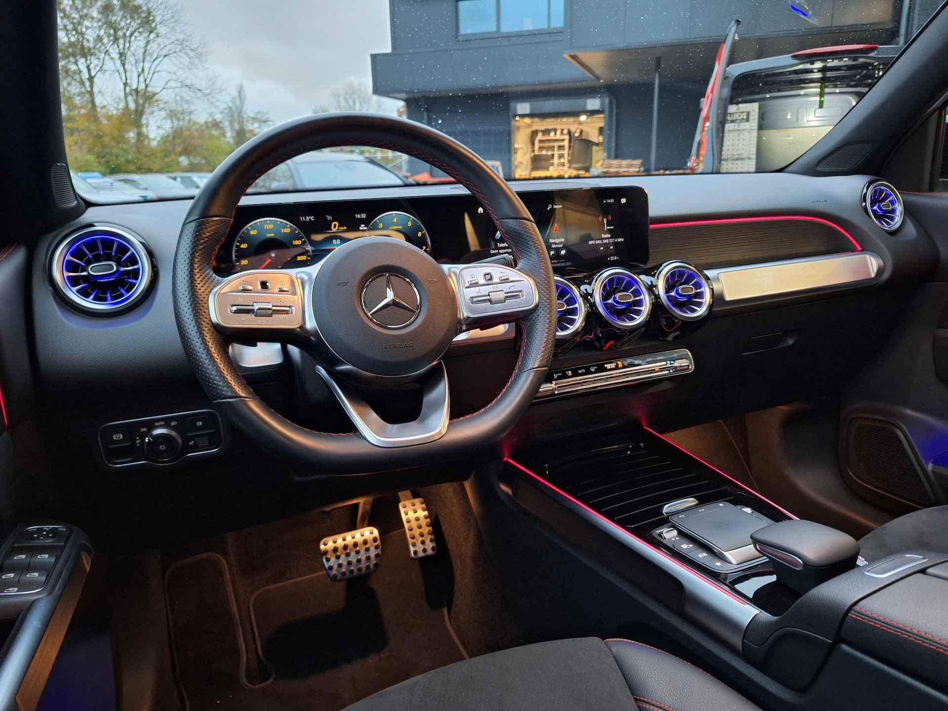 Mercedes-Benz GLB 180 | 7-zits | AMG | Panoramadak | | 7-Zits | Premium | Nightpakket | Panoramadak | Achteruitrijcamera | Stoelverwarming | Sfeerverlichting | Dodehoekassistent | Apple & Android Carplay | Showmodel SALE - 10/49