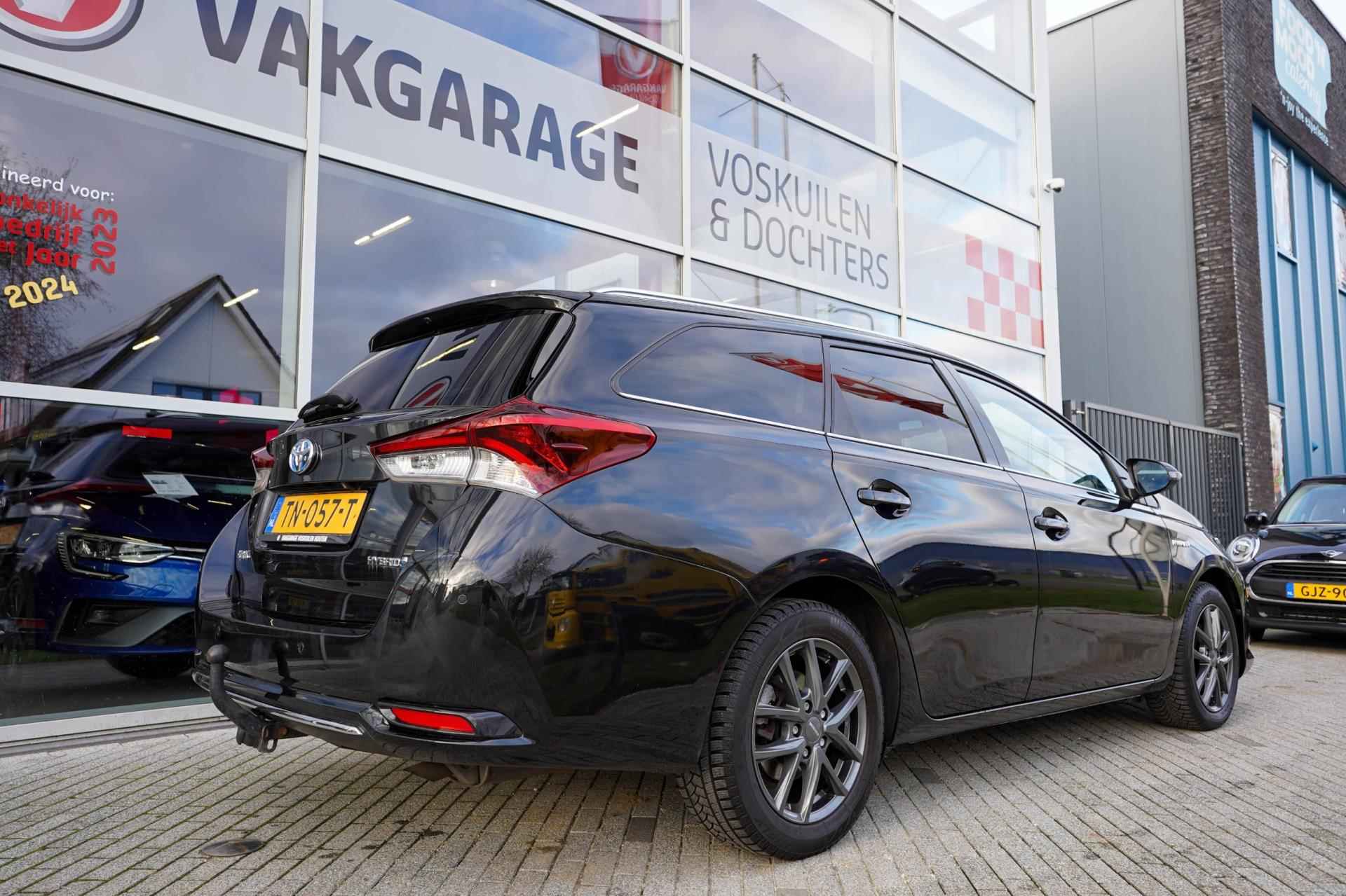 Toyota Auris Touring Sports 1.8 Hybrid Executive Parkpilot | Panoramadak | Trekhaak - 3/40