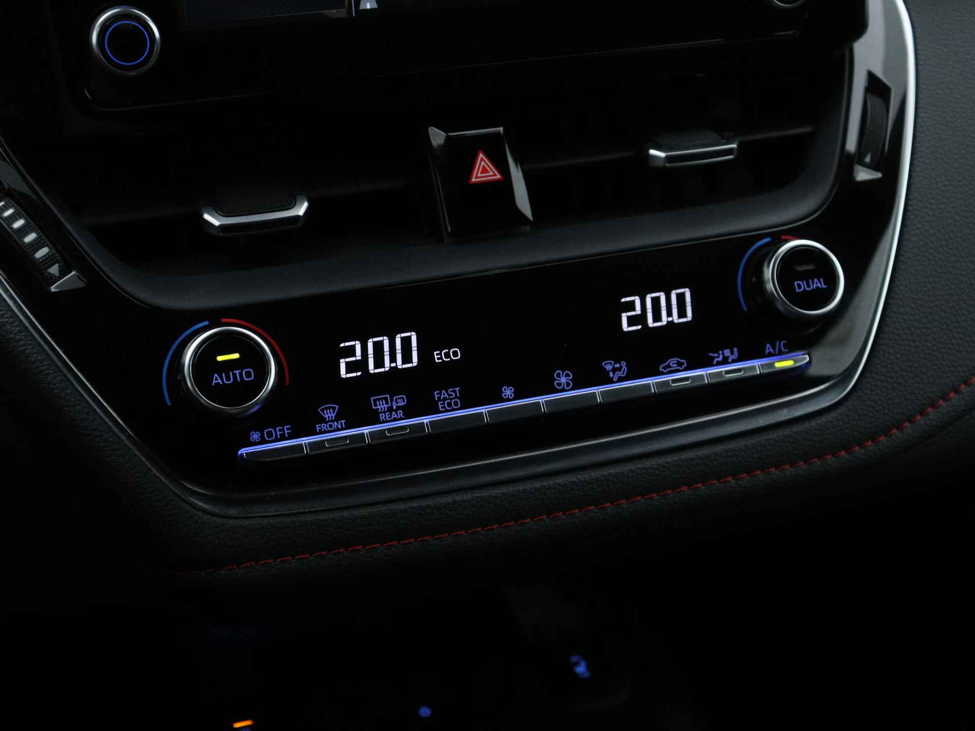 Toyota Corolla 1.8 Hybrid Executive | Navigatie | Parkeerhulp | Stoelverwarming | - 12/45