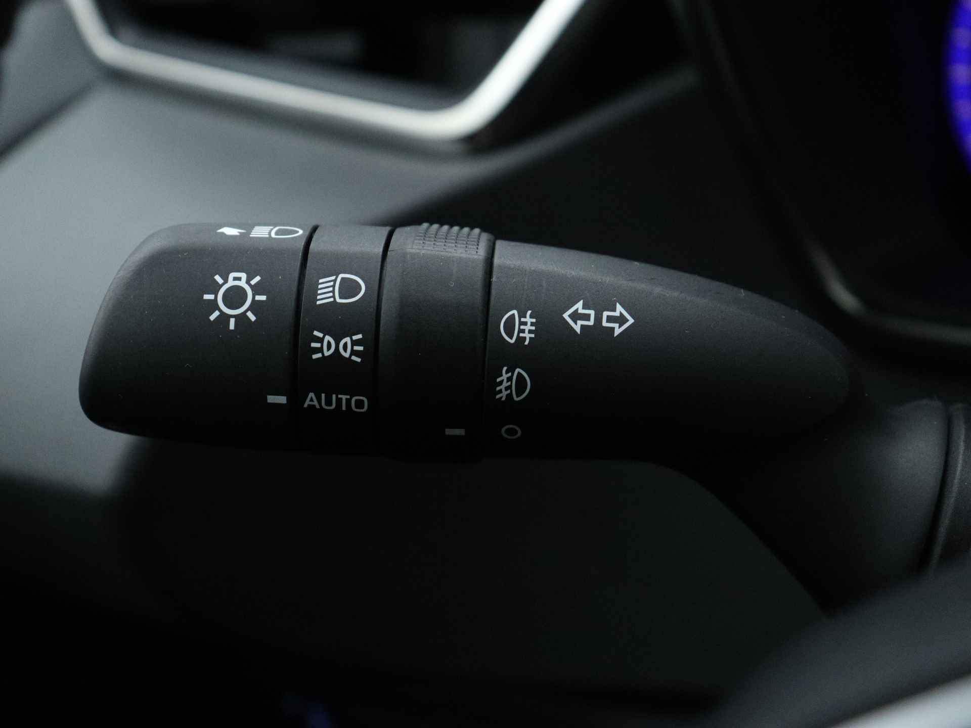 Toyota Corolla 1.8 Hybrid Executive | Navigatie | Parkeerhulp | Stoelverwarming | - 24/45