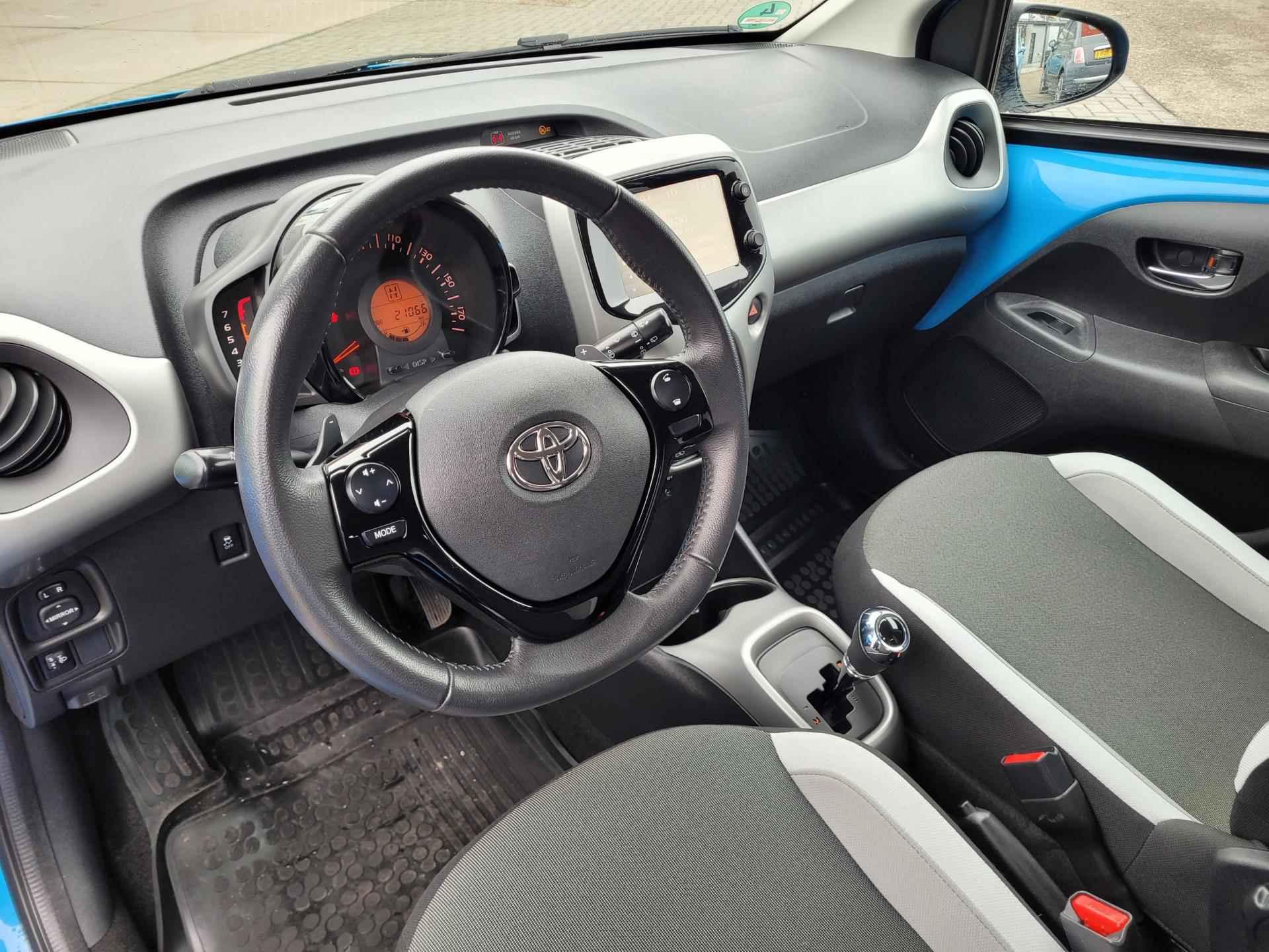 Toyota Aygo 1.0 VVT-i x-play Navi Parkeersensors Automaat 5d - 8/30
