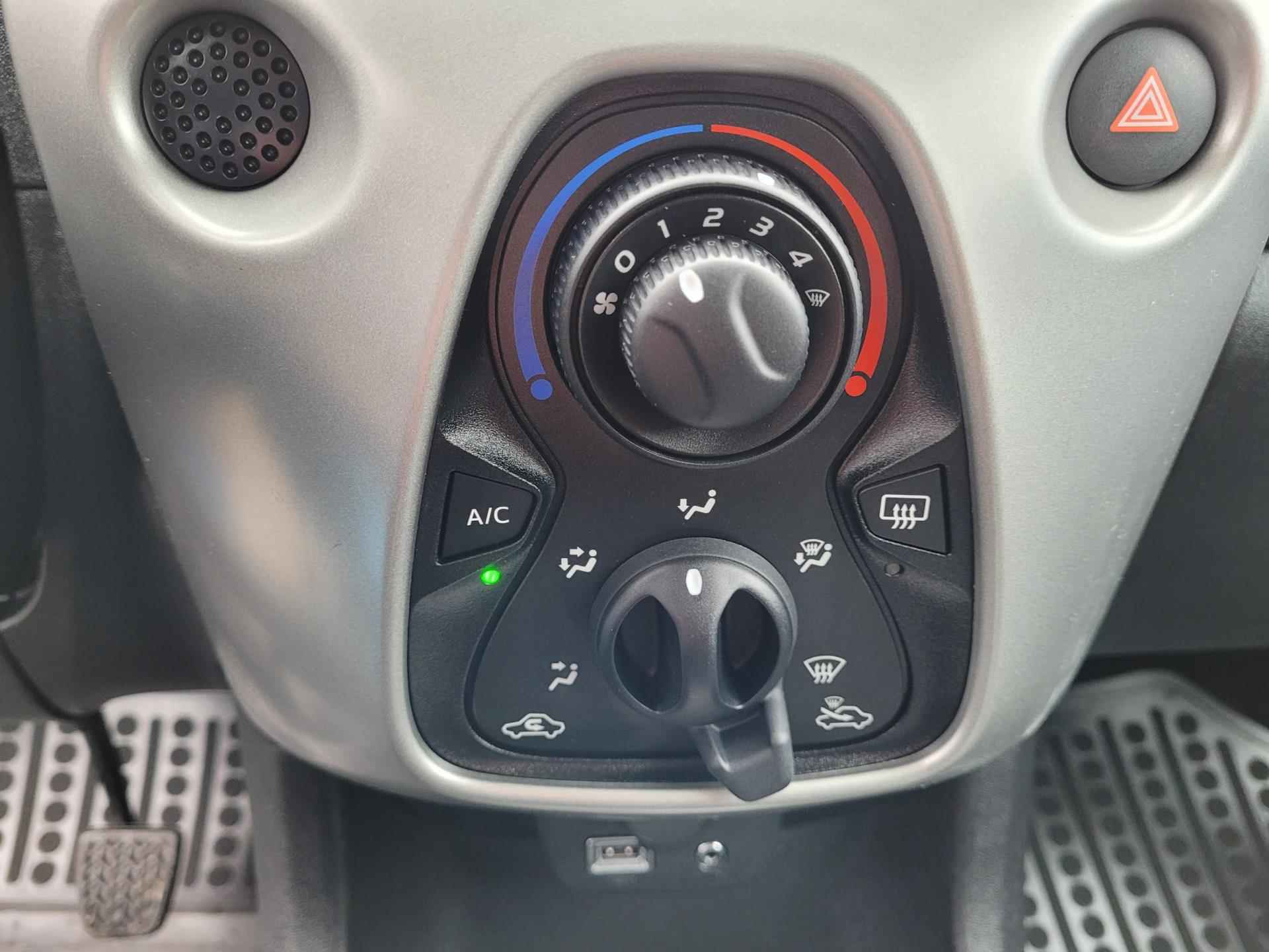 Toyota Aygo 1.0 VVT-i x-play Navi Parkeersensors Automaat 5d - 20/30