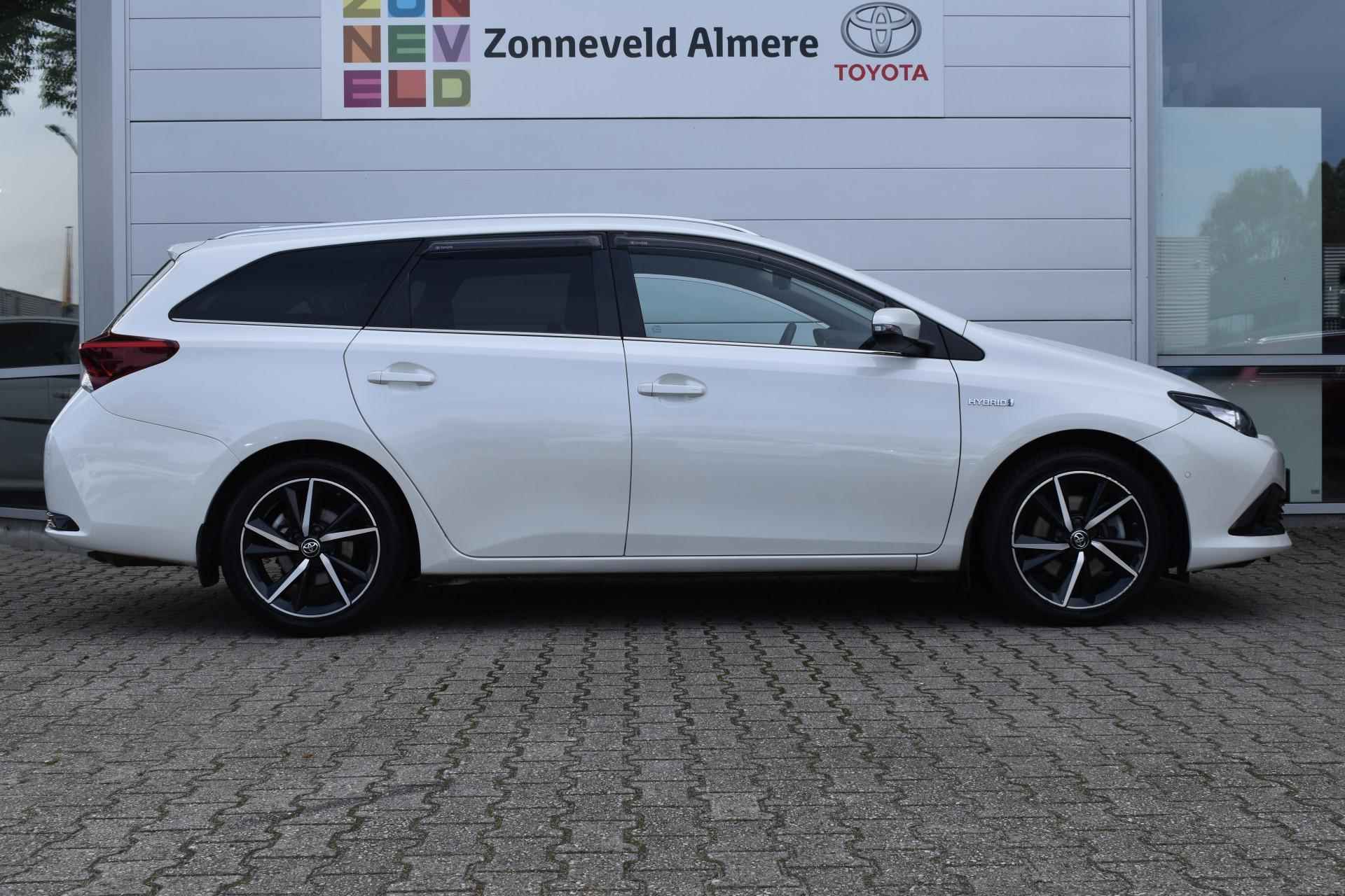 Toyota Auris Touring Sports 1.8 Hybrid Dynamic Ultimate - 7/34