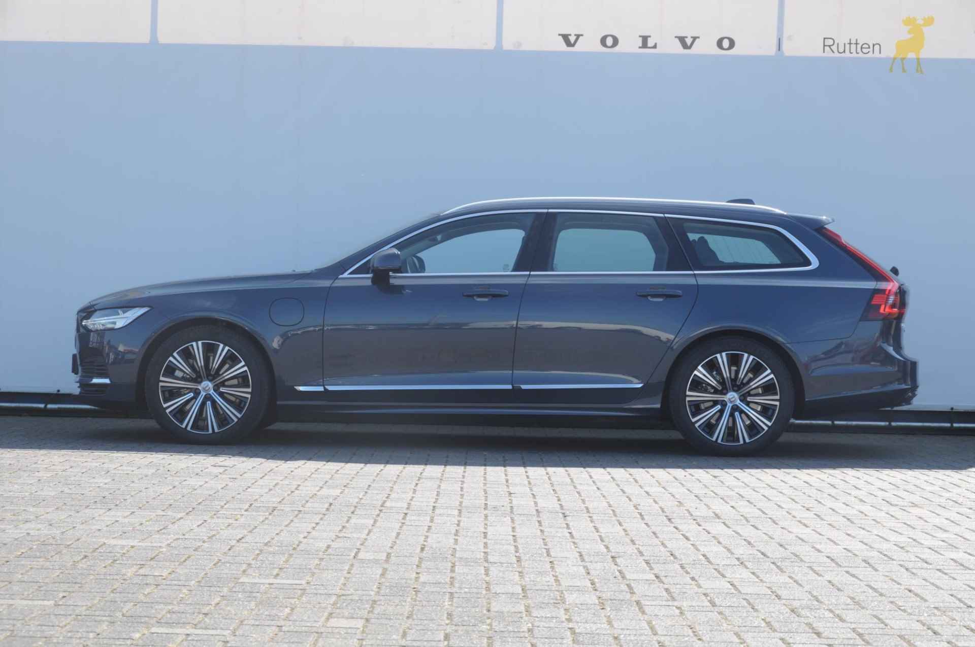 Volvo V90 T6 350PK Automaat Recharge AWD Plus Bright / Adpatieve cruise control/ BLIS/ Elektrische stoelen/ Harman Kardon audio/ Stoel en stuurwielverwarming/ Parkeersensoren met camera - 2/39