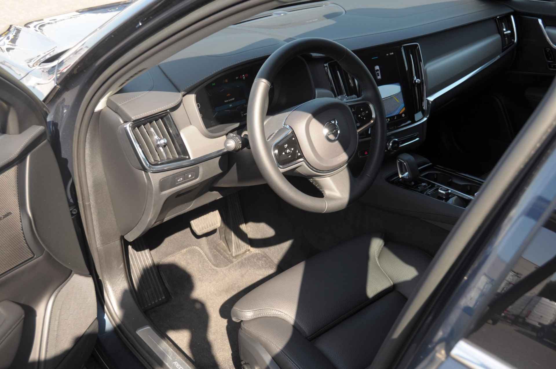 Volvo V90 T6 350PK Automaat Recharge AWD Plus Bright / Adpatieve cruise control/ BLIS/ Elektrische stoelen/ Harman Kardon audio/ Stoel en stuurwielverwarming/ Parkeersensoren met camera - 13/39