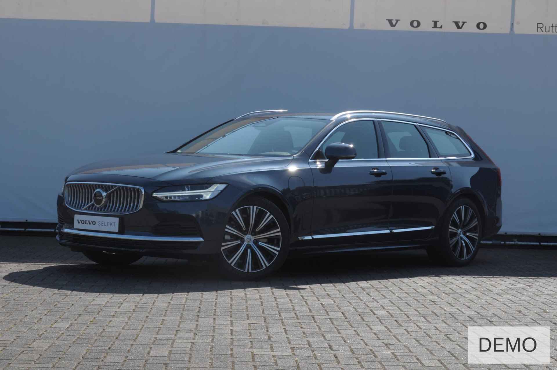 Volvo V90 T6 350PK Automaat Recharge AWD Plus Bright / Adpatieve cruise control/ BLIS/ Elektrische stoelen/ Harman Kardon audio/ Stoel en stuurwielverwarming/ Parkeersensoren met camera - 2/39