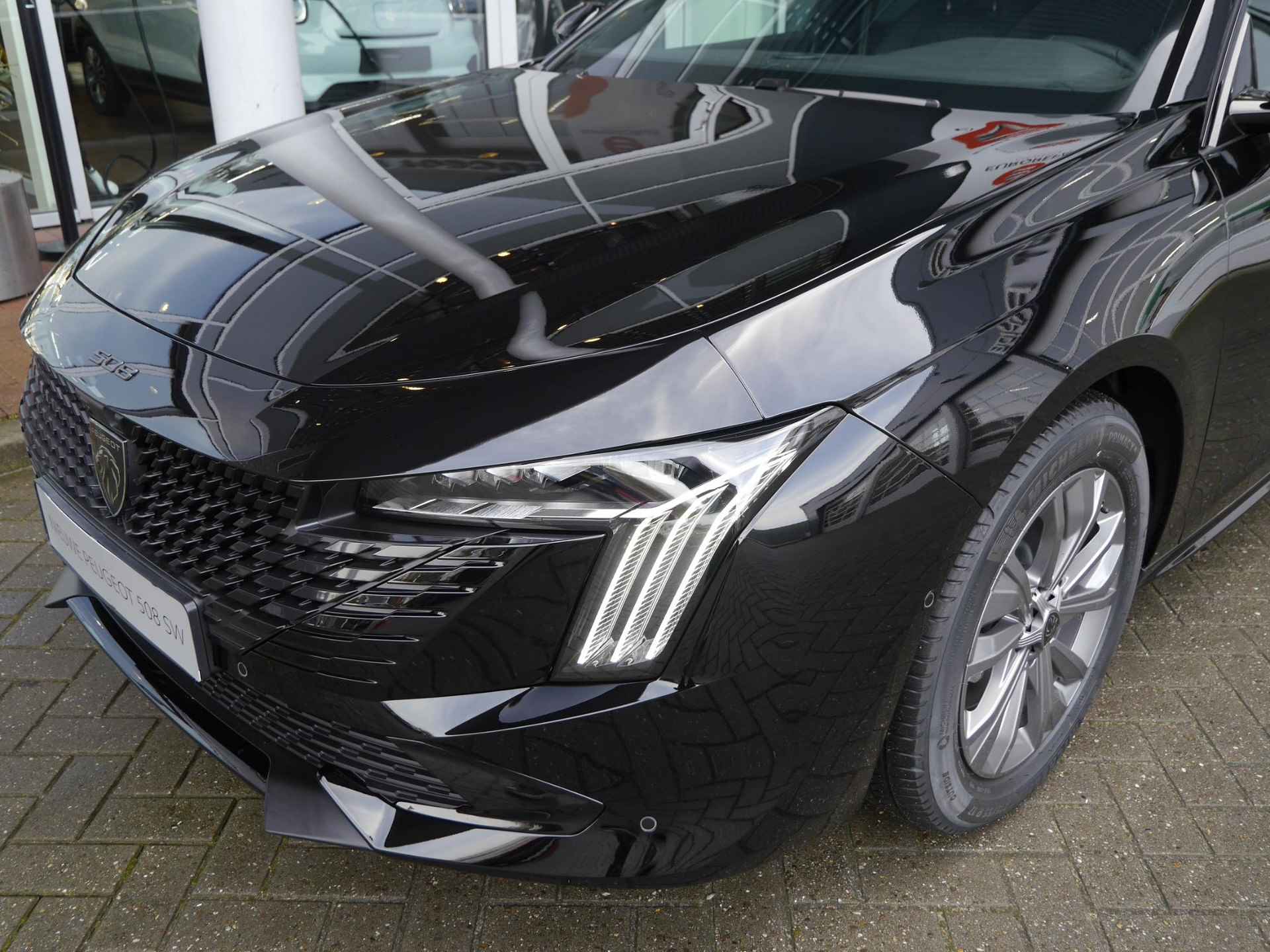 Peugeot 508 1.6 HYbrid 225PK Allure | Nieuwe auto | Lederen bekleding | Stoelmassage | Stoelverwarming | Wegklapbare trekhaak | 360 graden camera | Handsfree kofferbak | Led verlichting | Open dak | Focal - 52/54